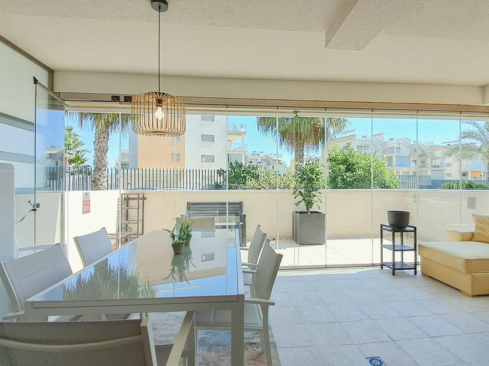 Amplio Apartamento en Esquina en Planta Baja con Terraza Acristalada y Jardín Privado en Green Hills