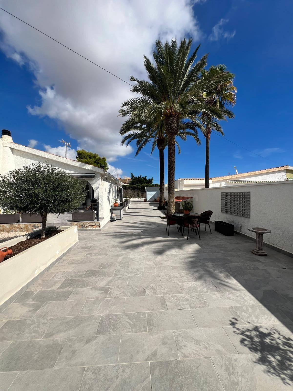 Casa reformada con terraza, Alicante, Torrevieja. 3 habitaciones, 74 m2, 1 kilómetro del mar