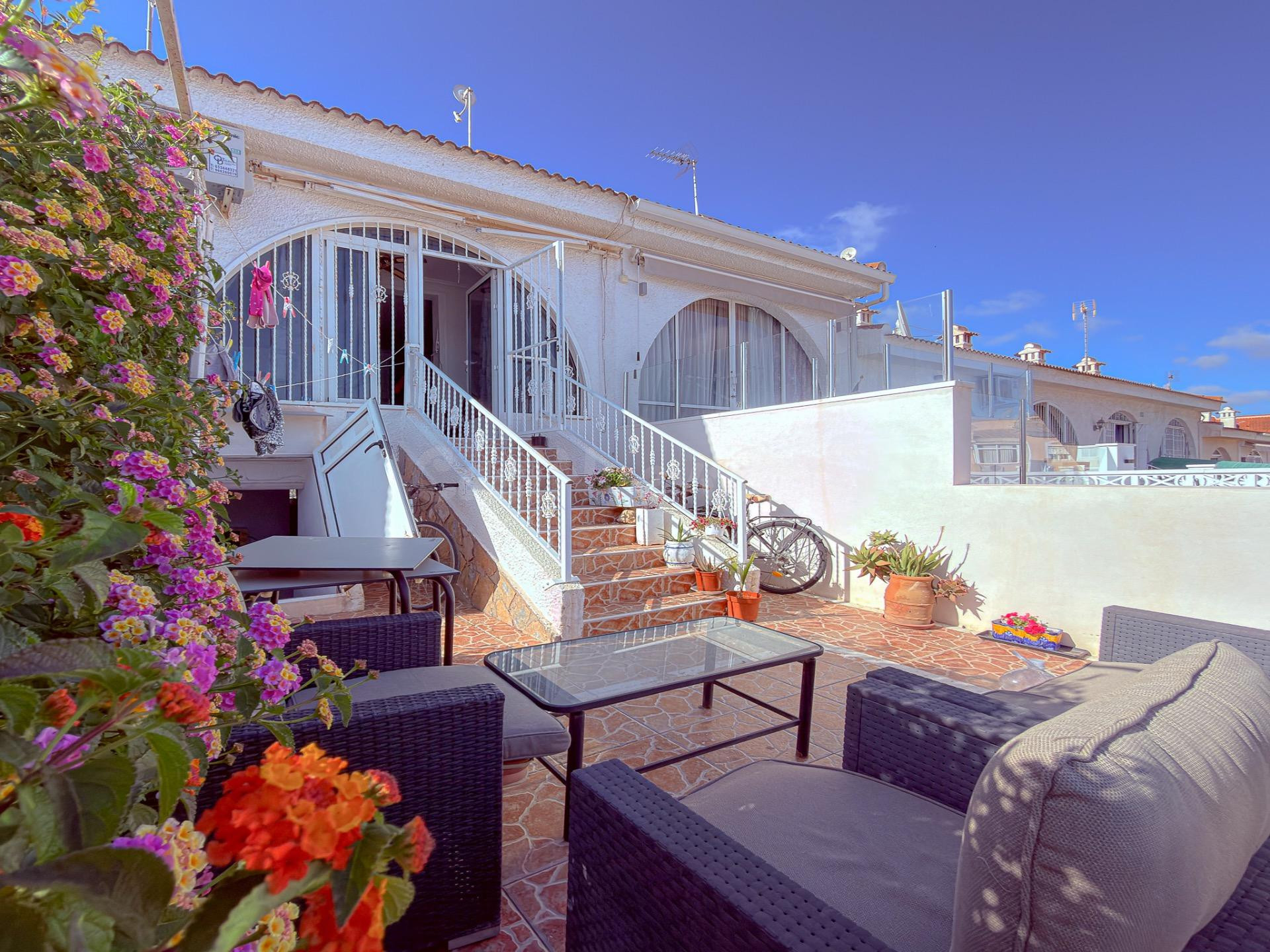 Ciudad Quesada! Magnifico bungalow en 2 plantas independientes, con piscina y parking privado comunitario