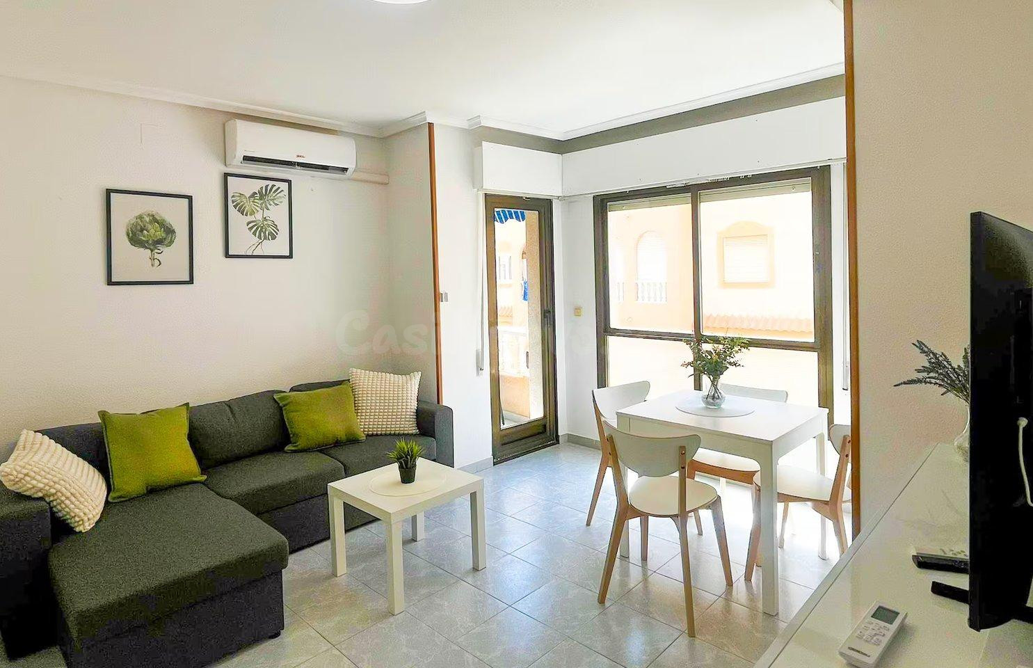 Apartamento con terraza, Alicante, Torrevieja. 1 habitación, 44 m2, 500 metros al mar