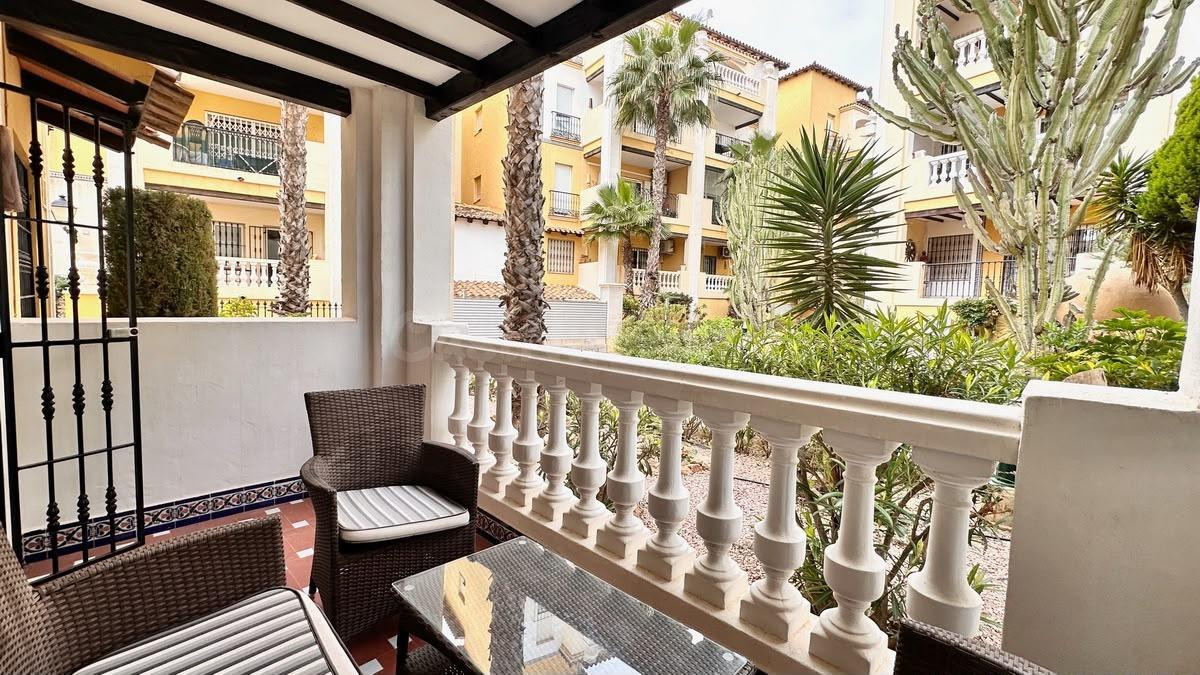 Apartamento con terraza, provincia de Alicante, Torrevieja. 2 habitaciones, 63 m2, 200 metros al mar.