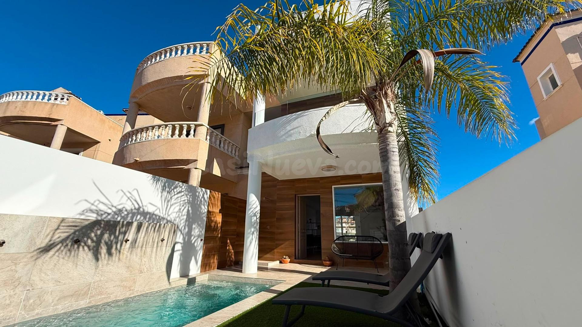 Villa con piscina privada, Alicante, Orihuela Costa. 4 habitaciones, 190 m2, 6,4 kilómetros del mar
