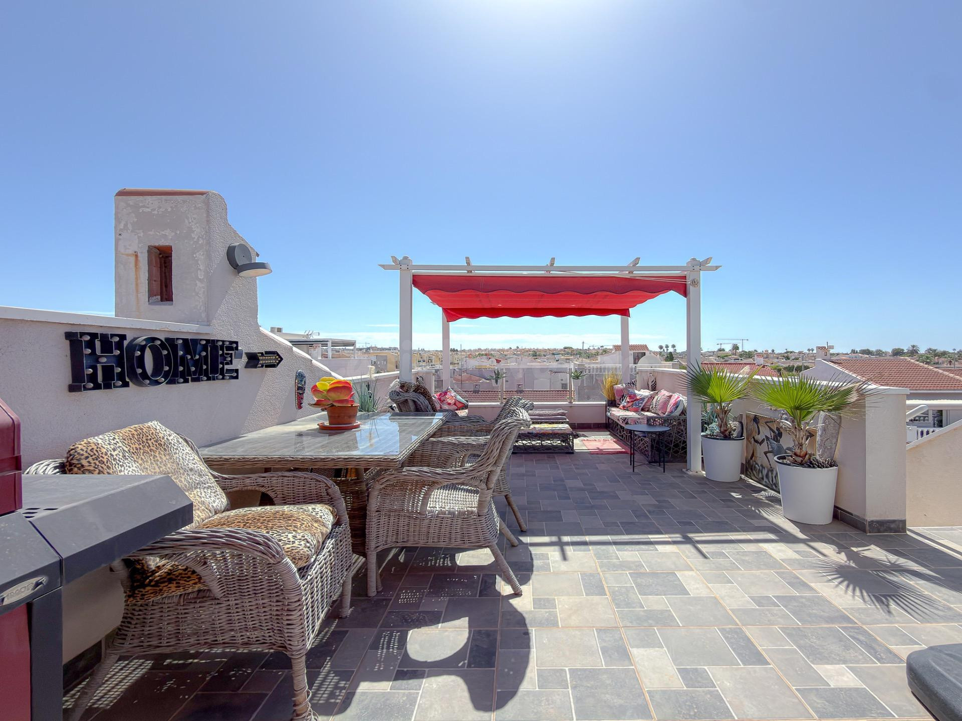 Exclusivo Adosado con excelente diseño y 2 amplias terrazas + solarium privado con vistas despejadas ( Sin gastos de comunidad )
