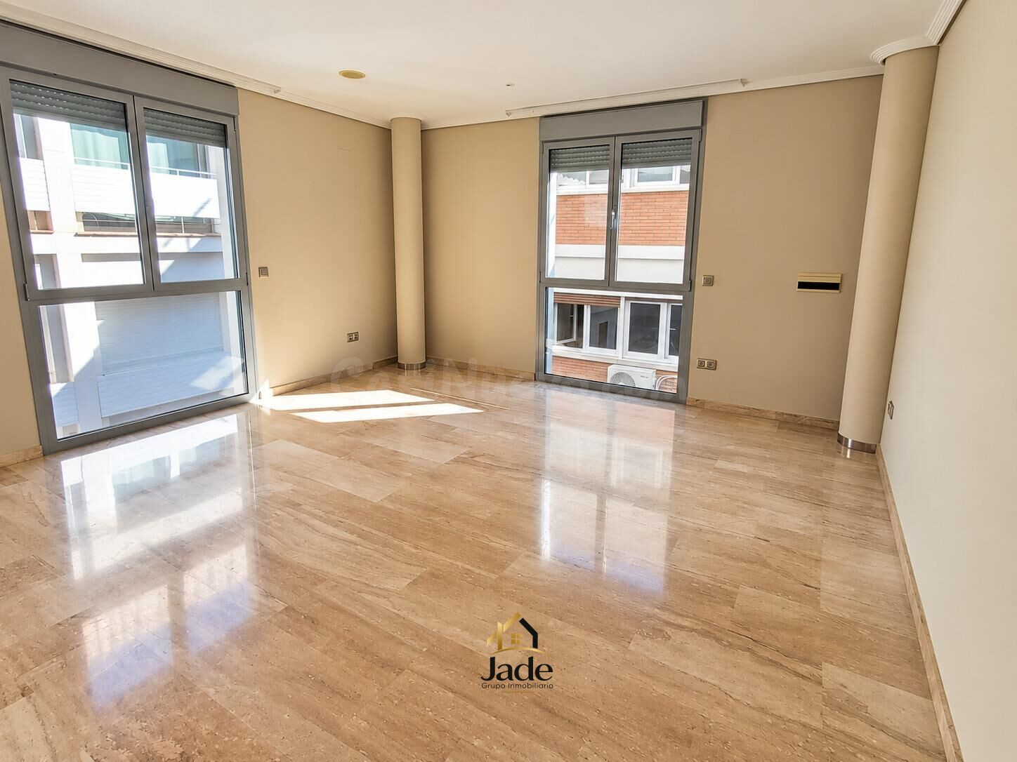 AMPLIO PISO SIN AMUEBLAR EN PLENO CENTRO – 3 DORMITORIOS Y 2 BAÑOS