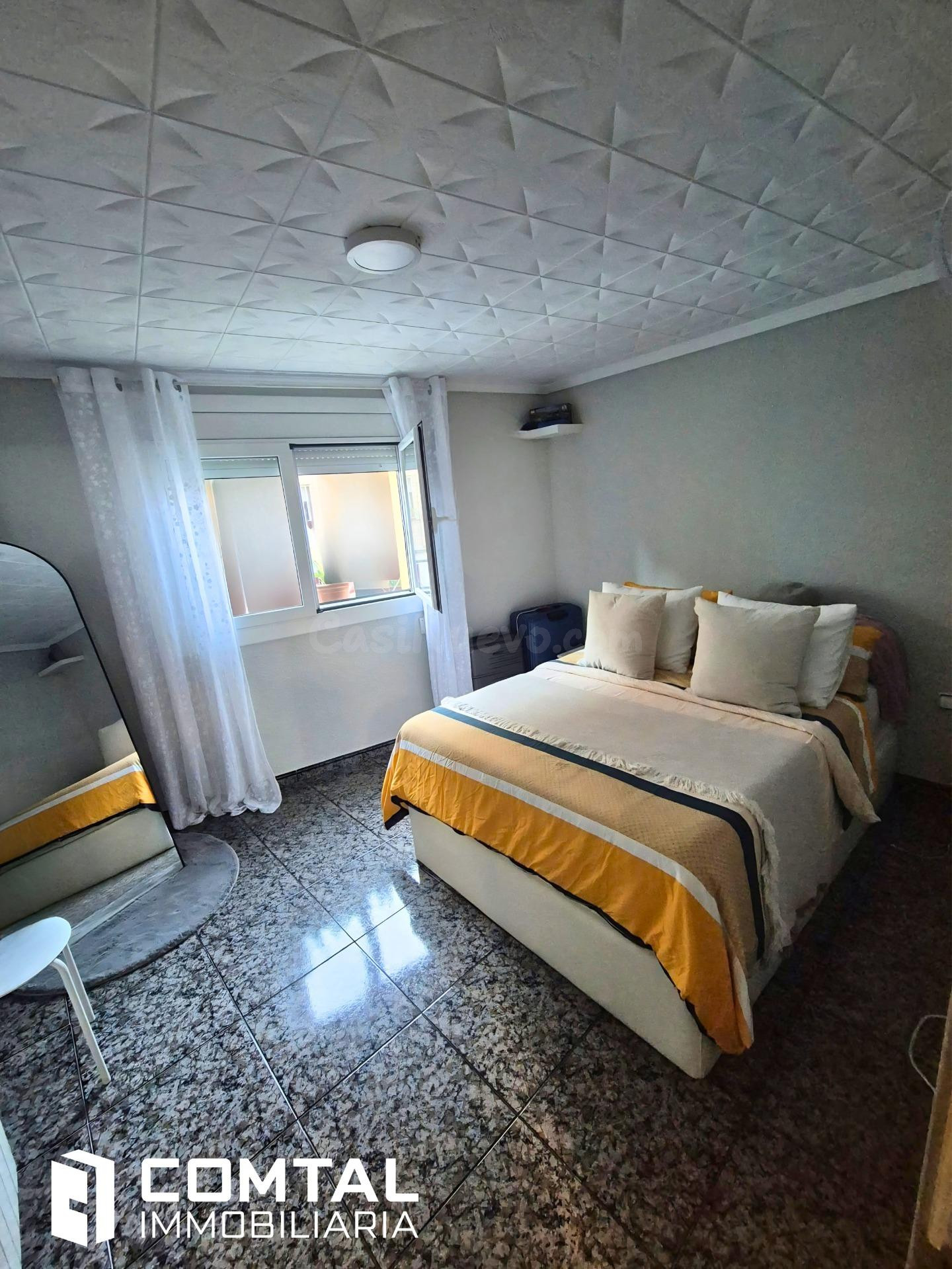 Piso exterior de 2 habitaciones dobles + despacho, orientación sur – Nou Barris
