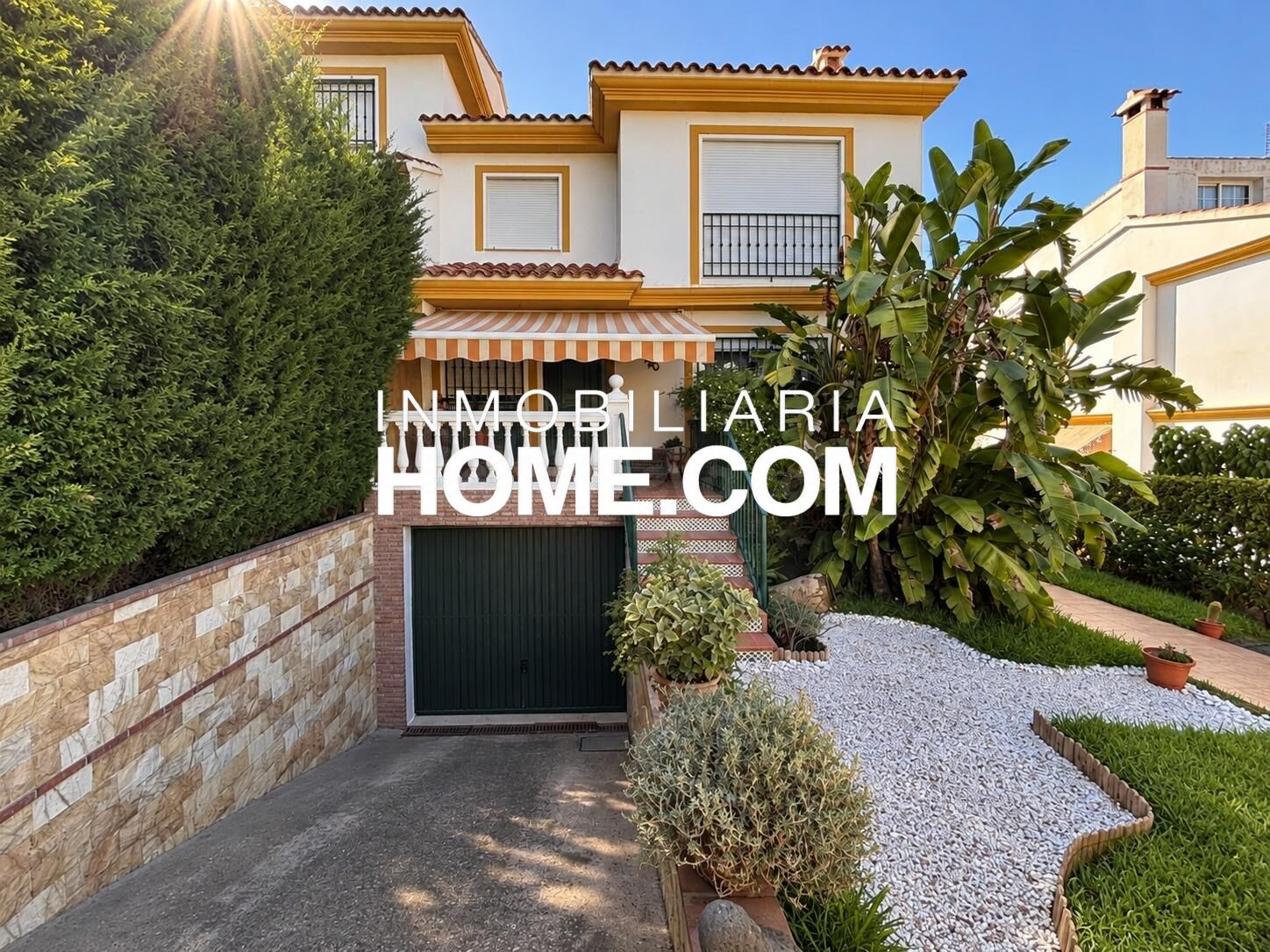 Pareado en Cortijo del Sol con parcela de 278 m2, garaje y sotano  - Manantiales