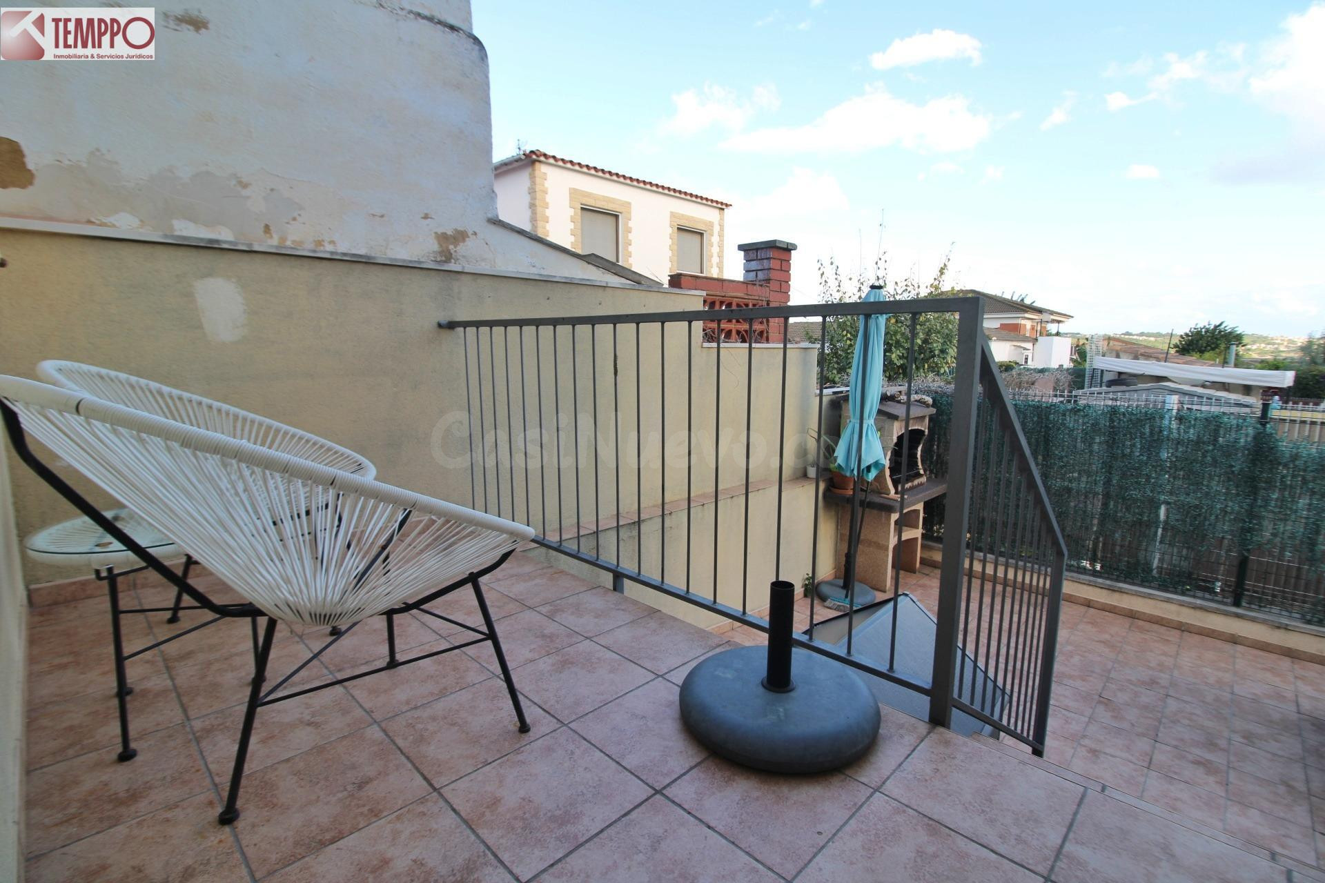 ¡CASA ADOSADA con PATIO, BARBACOA y AMPLIO GARAJE! - foto 2