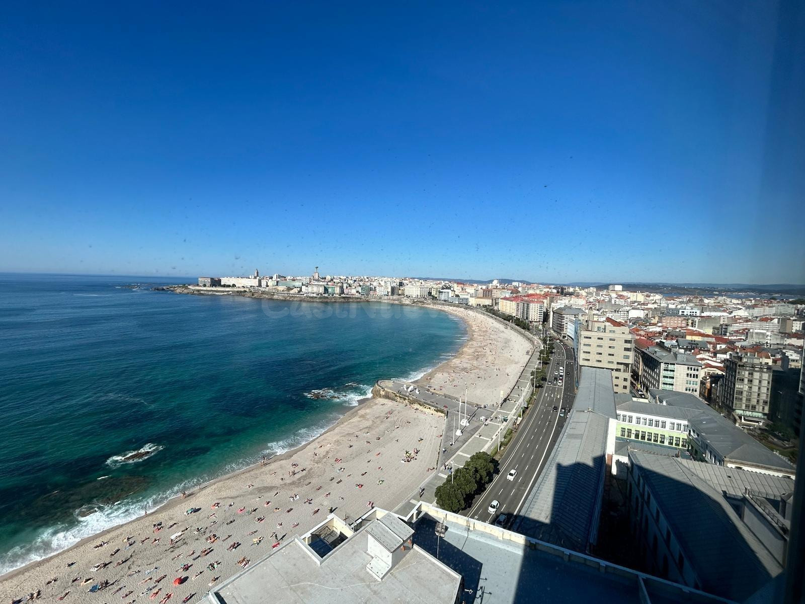 ESPECTACULAR VIVIENDA CON VISTAS AL MAR y PUERTO CON DOS PLA - foto 2