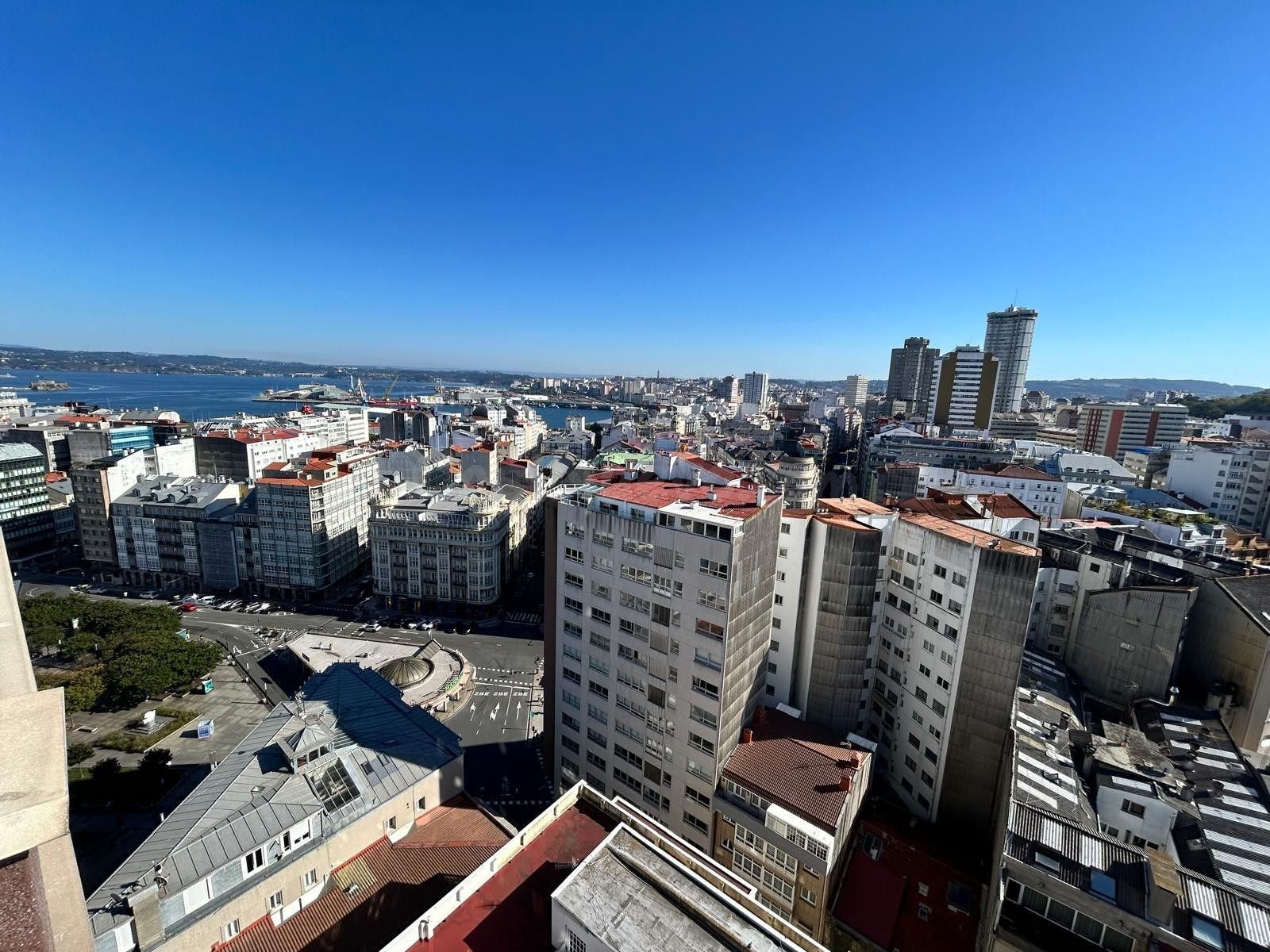 ESPECTACULAR VIVIENDA CON VISTAS AL MAR y PUERTO CON DOS PLA - foto 4