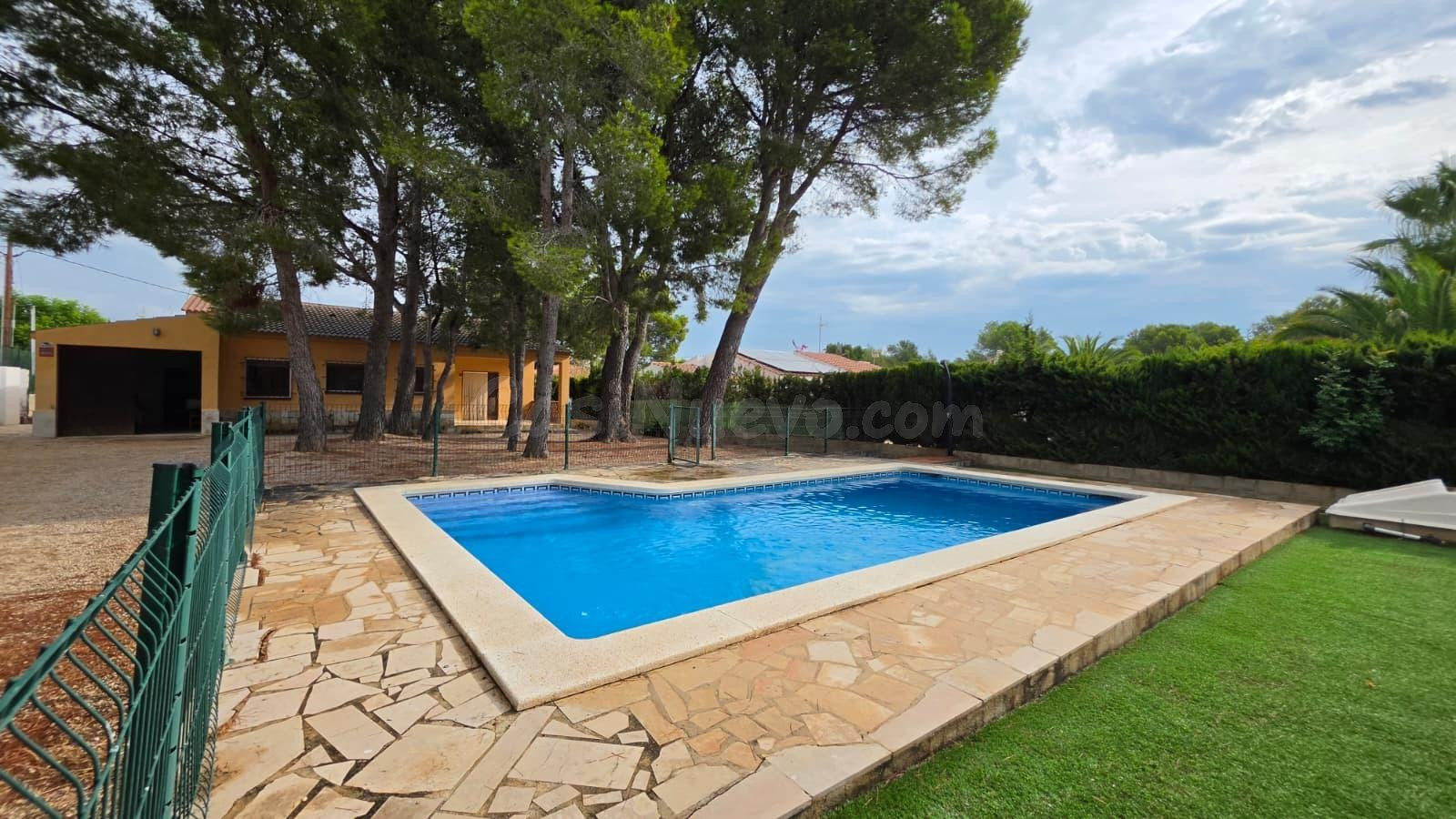 Casa unifamiliar en planta baja con piscina y parcela de 800