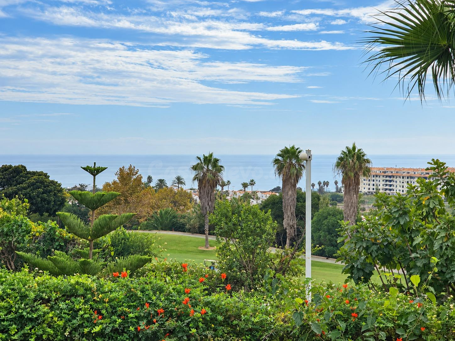 MAGNÍFICO APARTAMENTO DE 2 DORMITORIOS CON GRAN TERRAZA, JARDÍN PRIVADO Y VISTAS AL MAR Y AL GOLF – DOÑA JULIA, CASARES COSTA