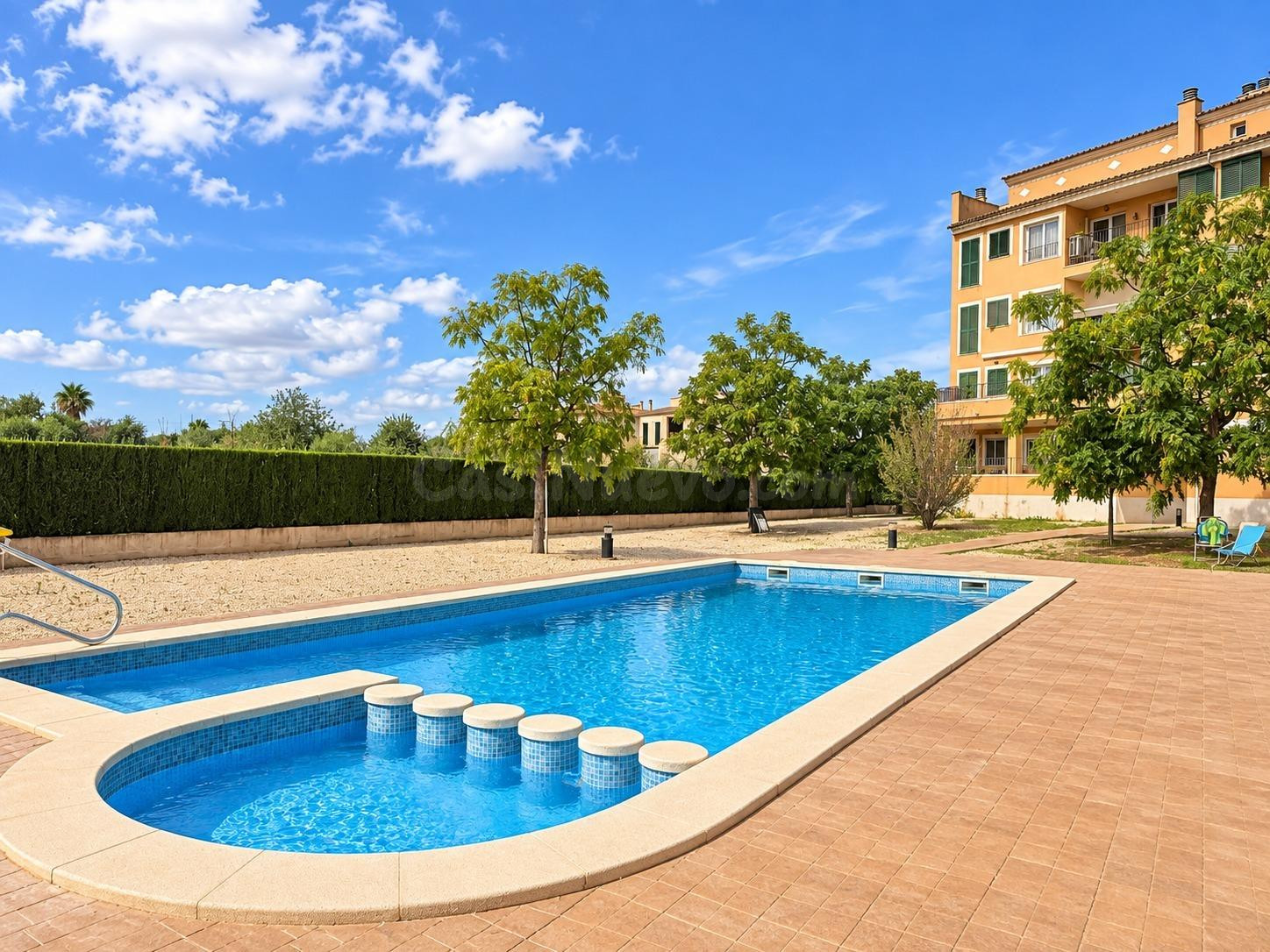 Ático luminoso con piscina comunitaria, parking y terraza privada