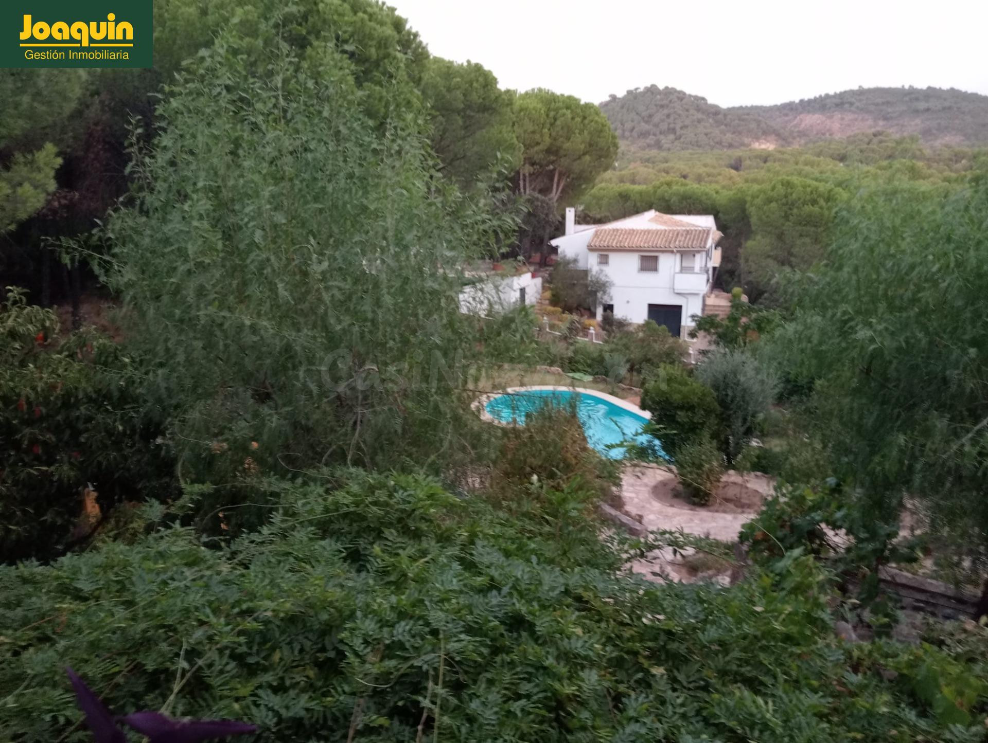 En Las Jaras parcela con piscina y dos viviendas independientes (Hipotecable)