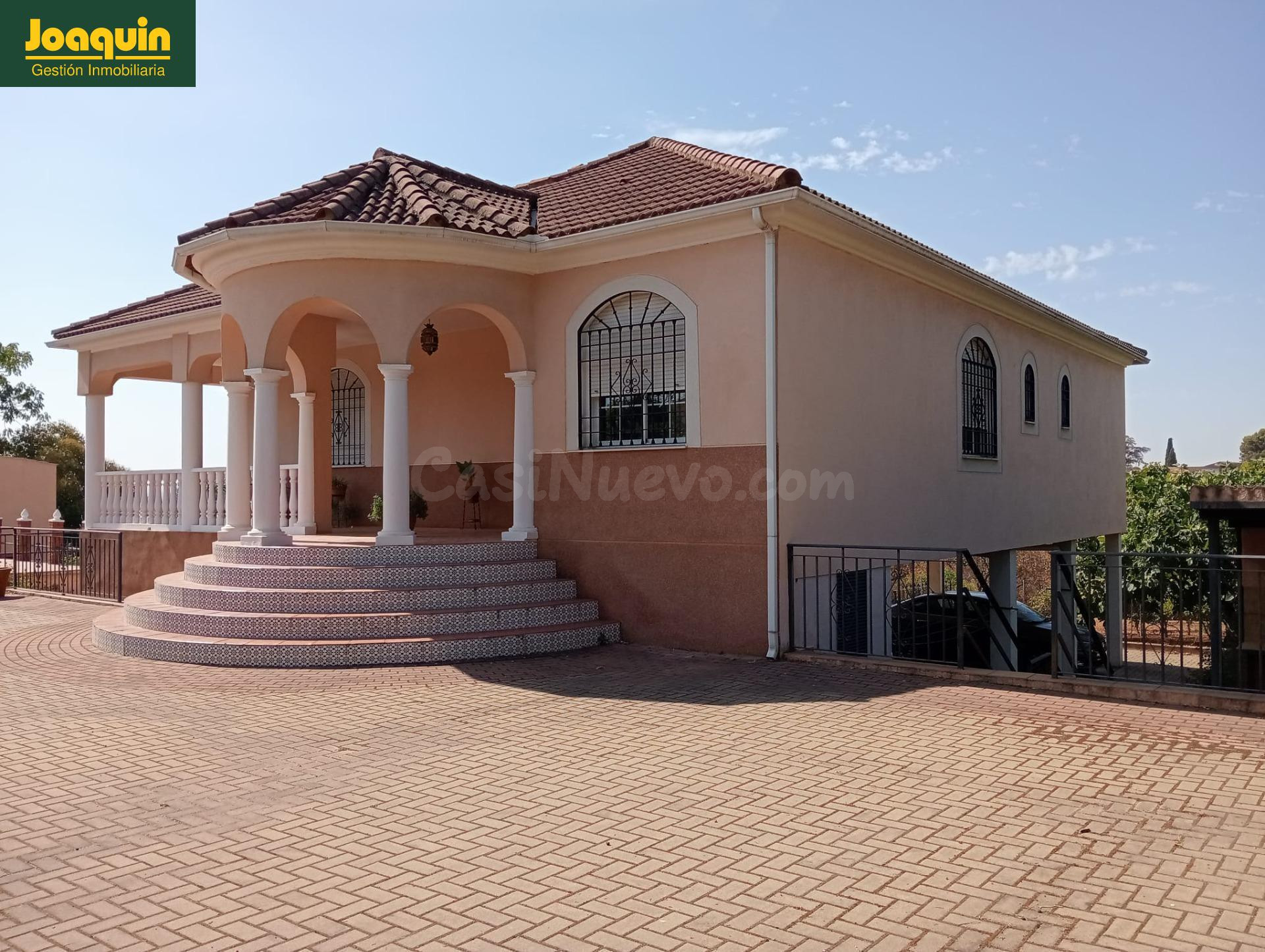 Espectacular chalet urbano con piscina y casa de invitados en Los Encinares de Alcolea.