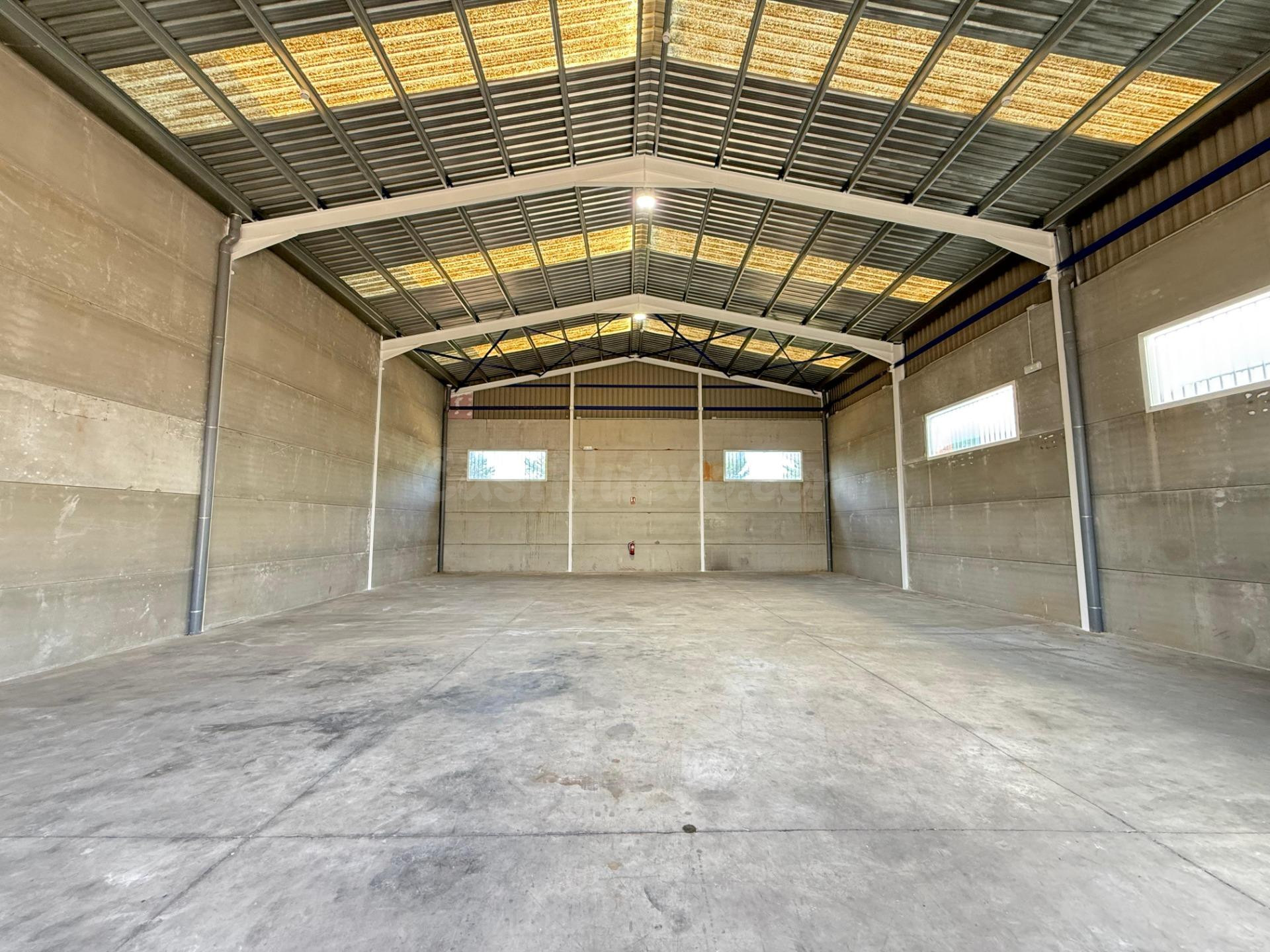 Nave Industrial en Alquiler de 330 m2 + 210 m2 de Patio | 540 m2 de Parcela