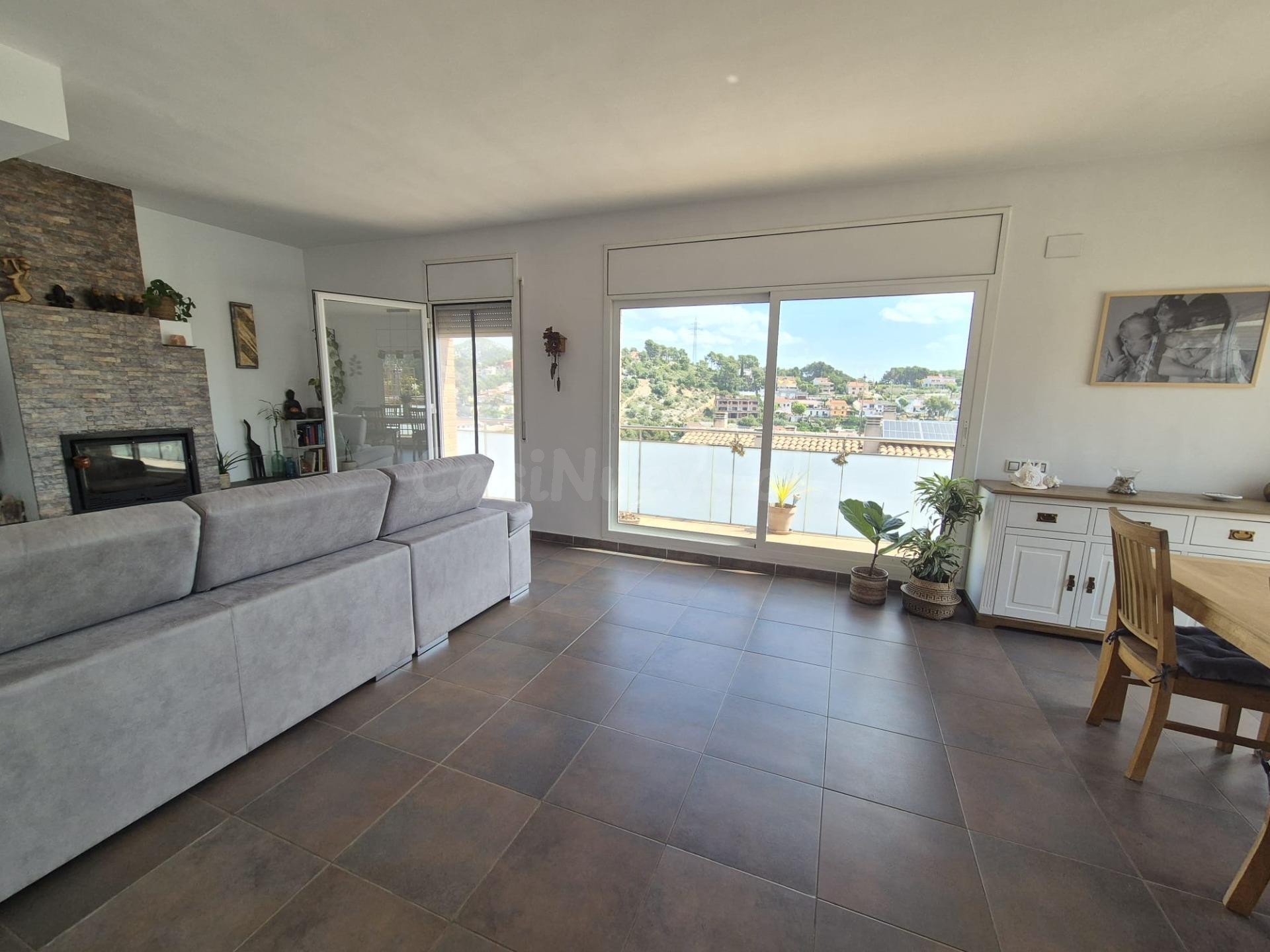 Casa con vistas panorámicas, placas solares y gran terraza e - foto 2