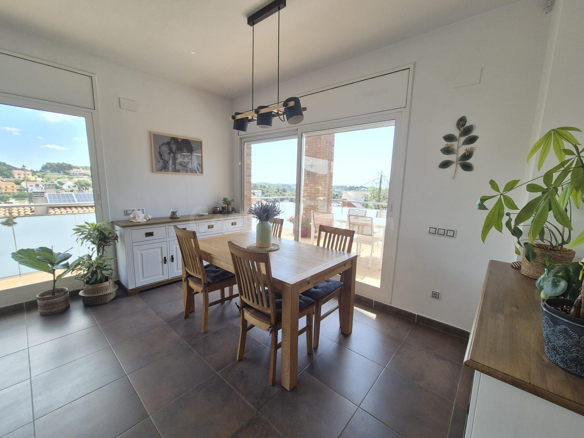Casa con vistas panorámicas, placas solares y gran terraza e - foto 4