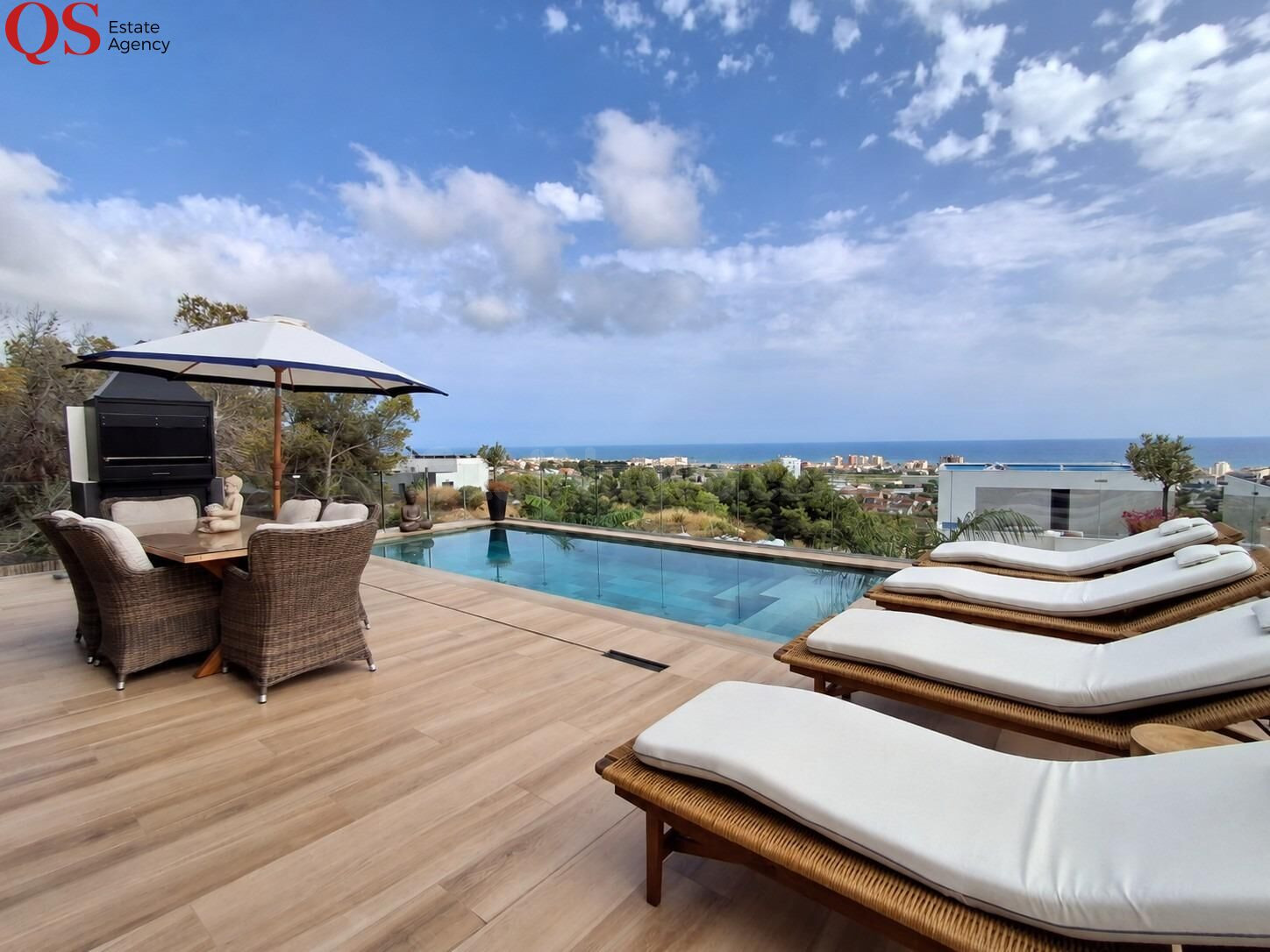 Villa contemporánea con piscina y vistas panorámicas al mar 