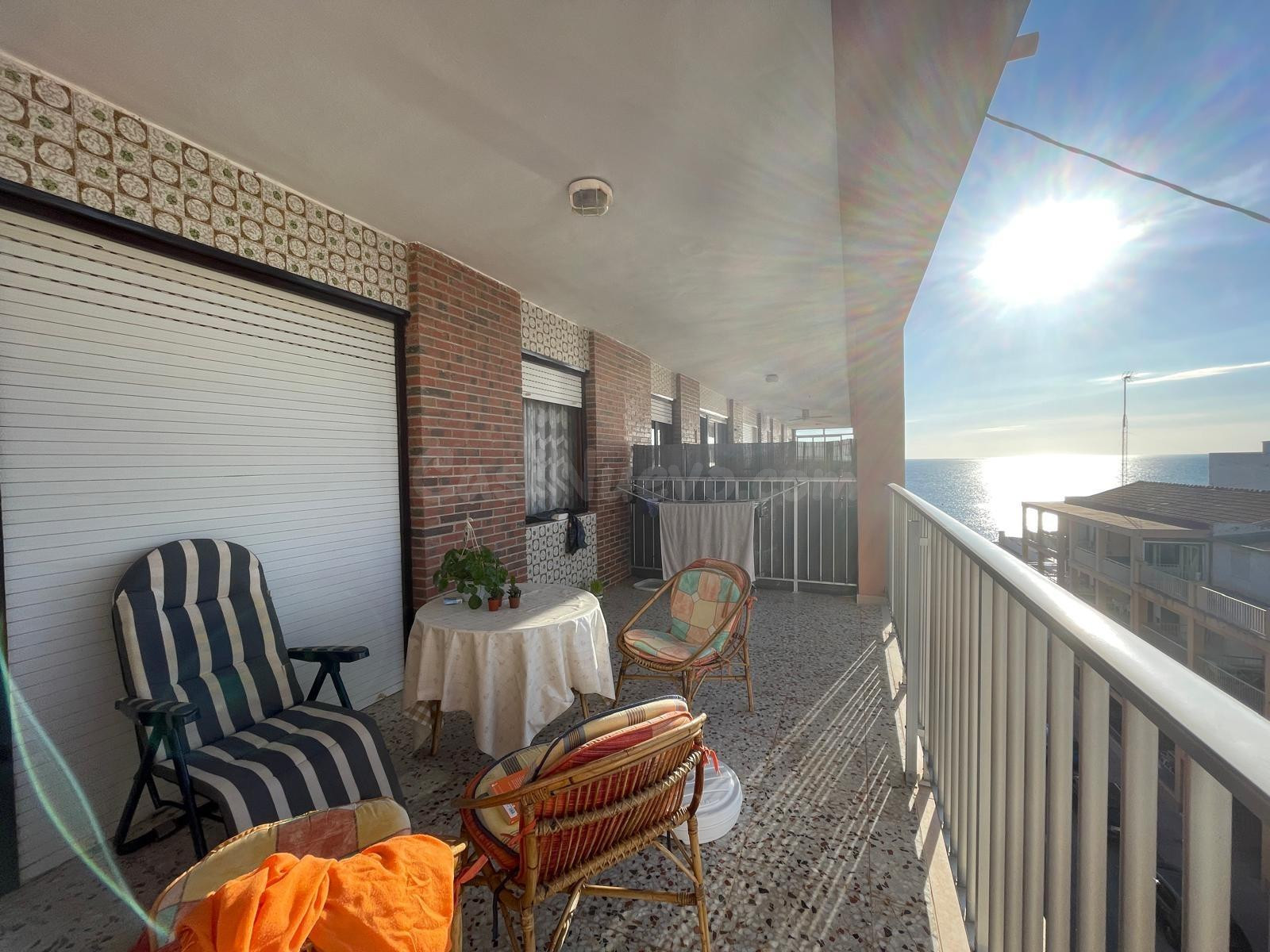 Ático de 3 dormitorios con amplia terraza y vistas al mar en Guardamar del Segura