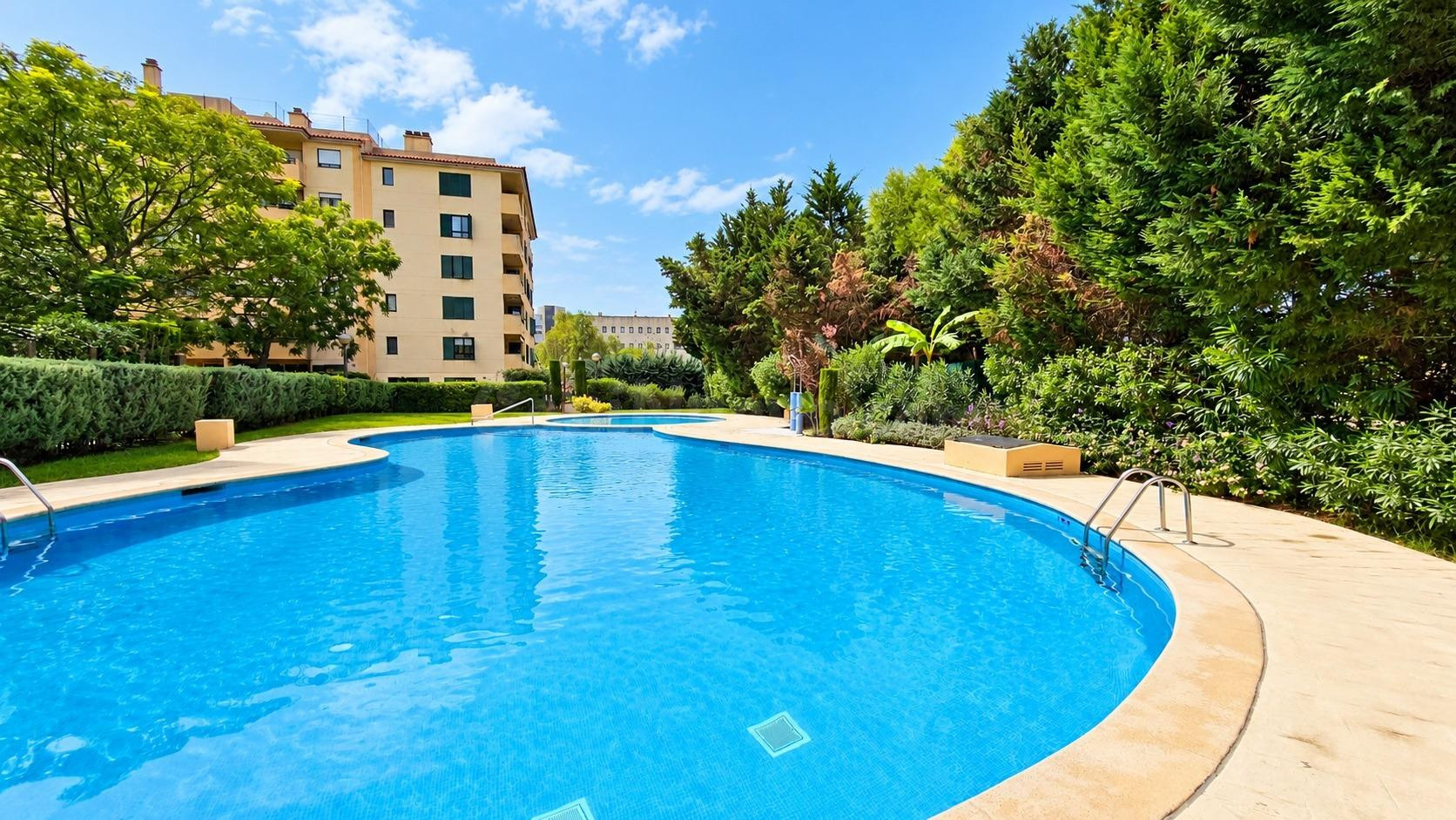 Planta baja con jardín, parking y piscina comunitaria en Palma