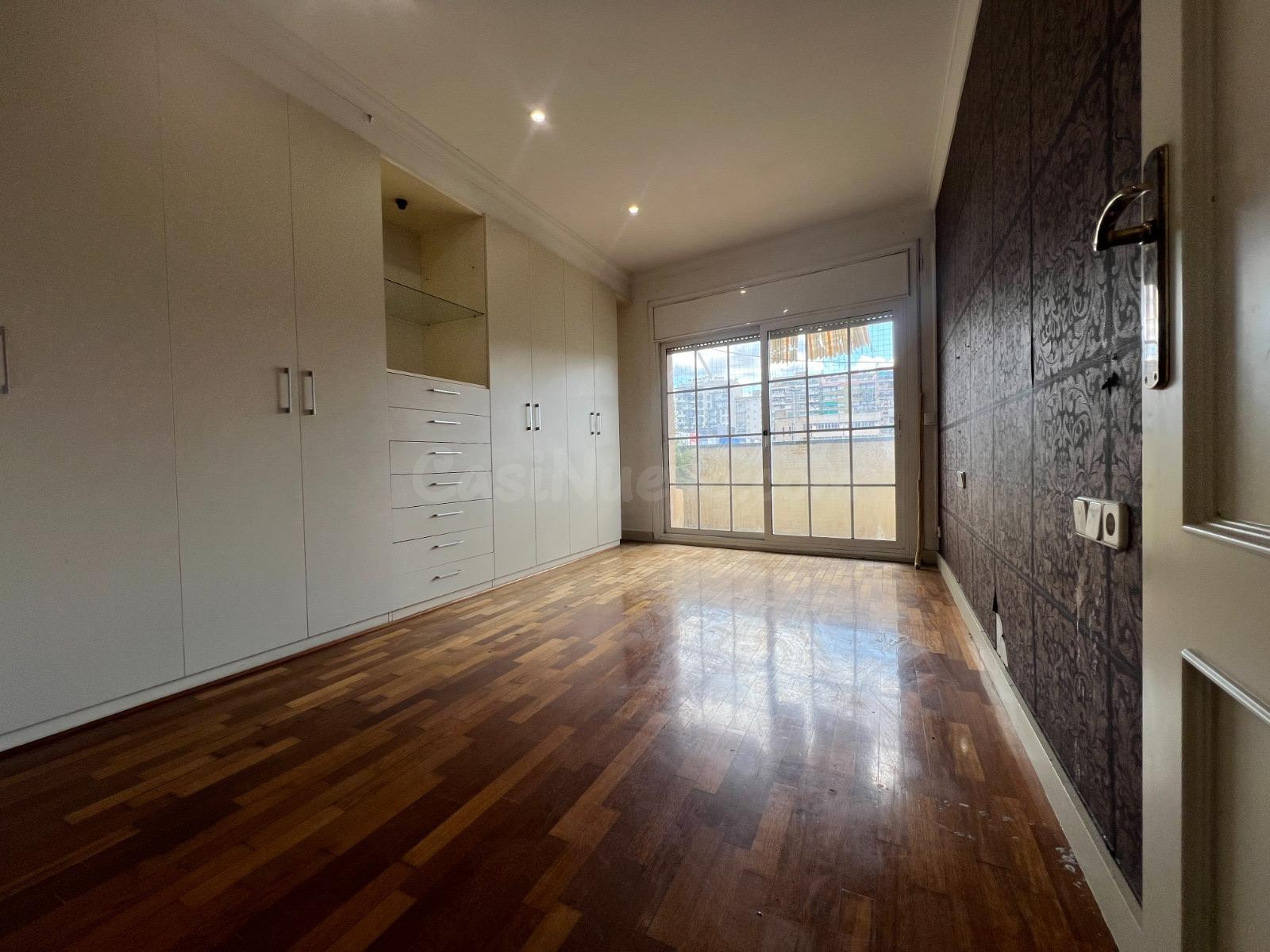 Amplio piso de 3 habitaciones con balcón en el centro de Gra - foto 3