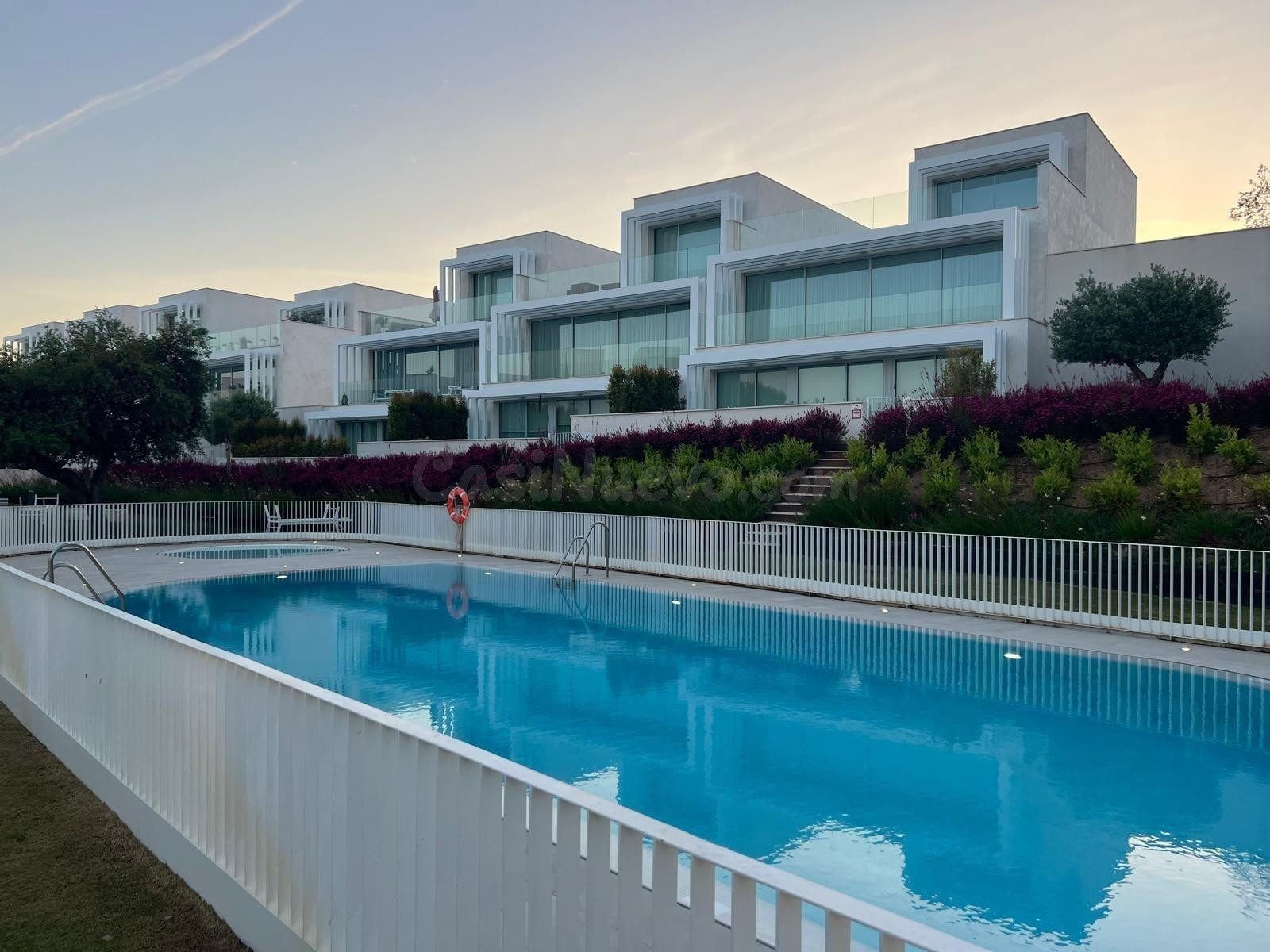 **Exclusivo chalet adosado en Sotogrande Alto: elegancia, co