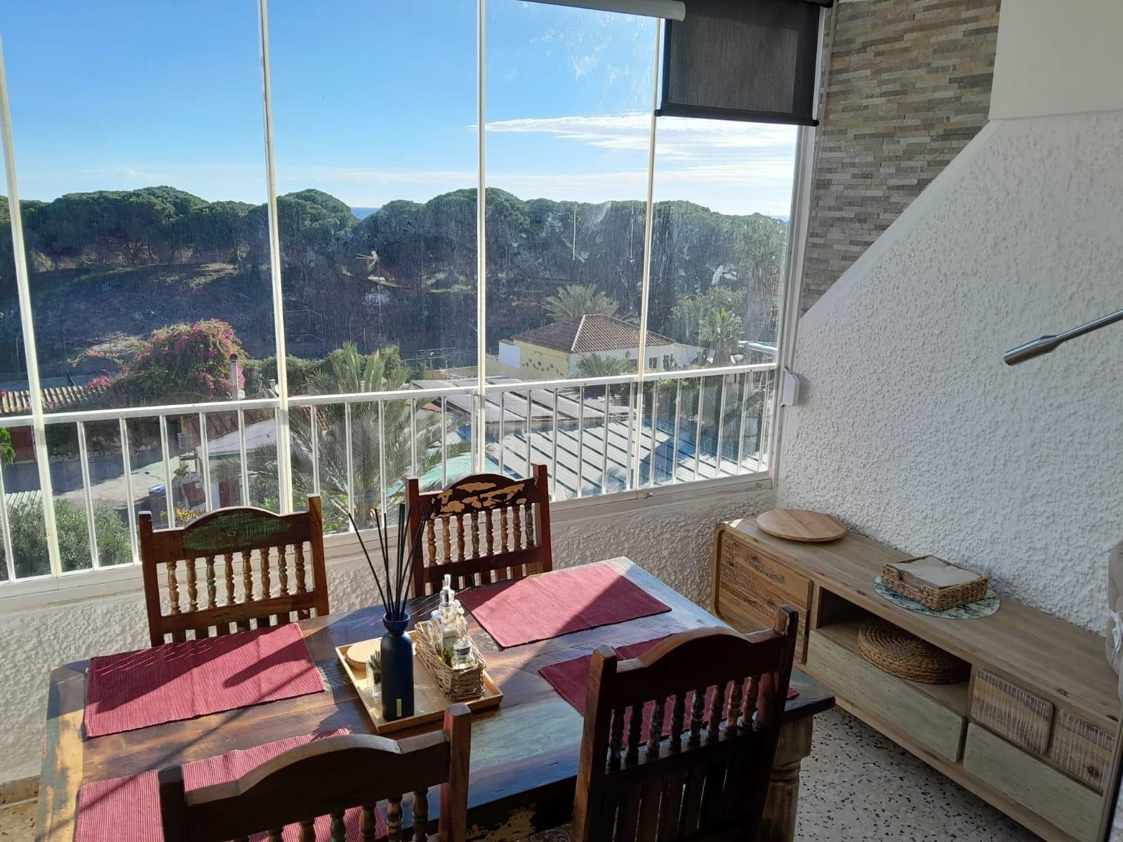 ESPECTACULAR VIVIENDA FRENTE A LA PINADA, RODEADA DE VEGETACIÓN