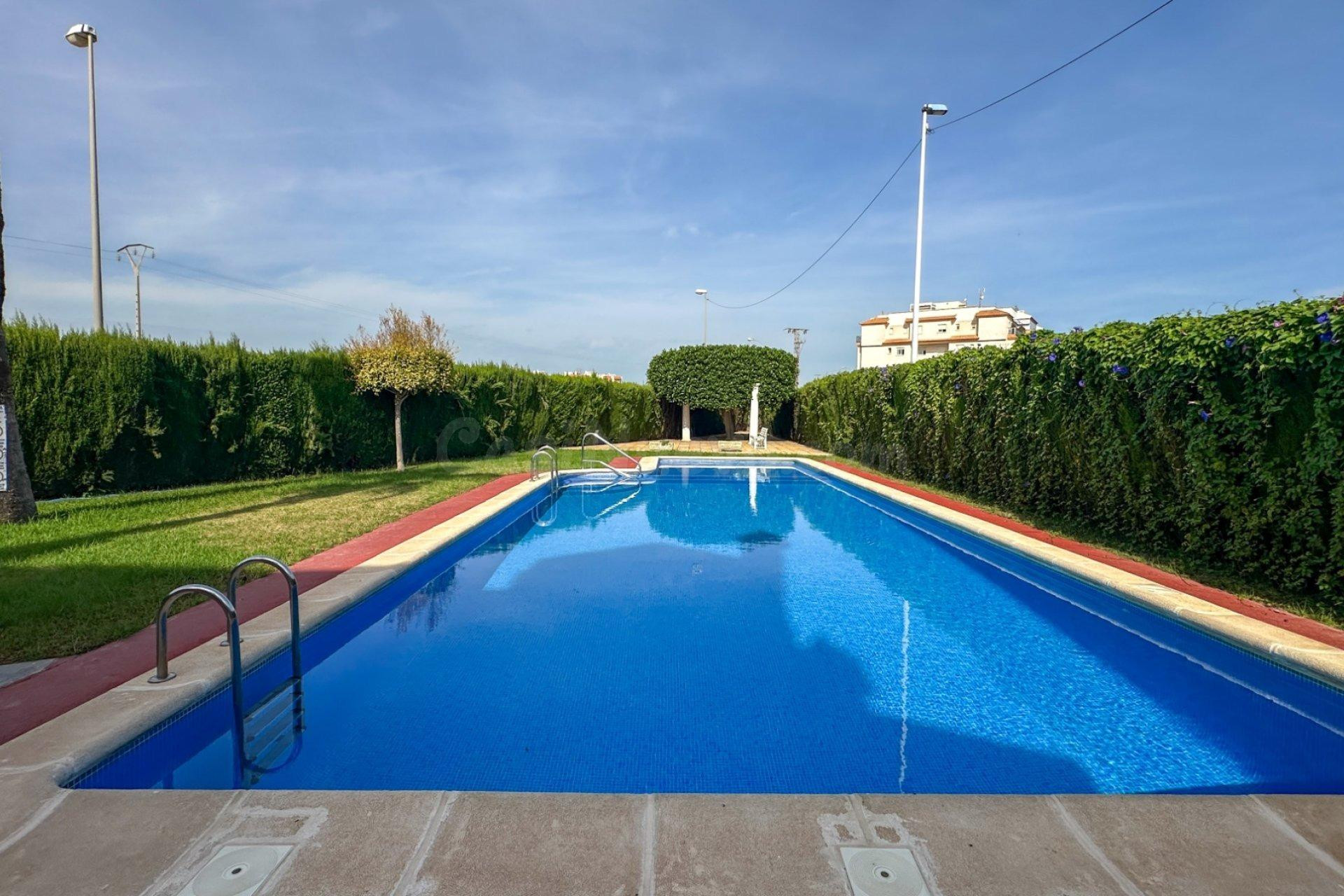 MAGNIFICA VIVIENDA ADOSADA CON PISCINA COMUNITARIA, IDONEA COMO VACACIONAL