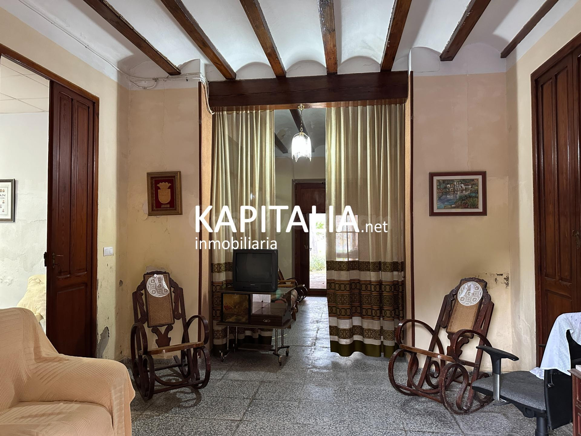 Casa en VENTA en Cerdà con cochera, patio interior y chimene