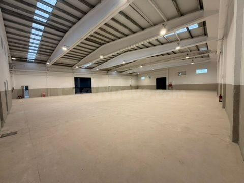 NAVE INDUSTRIAL  EN REUS CON GRAN PATIO PRIVADO