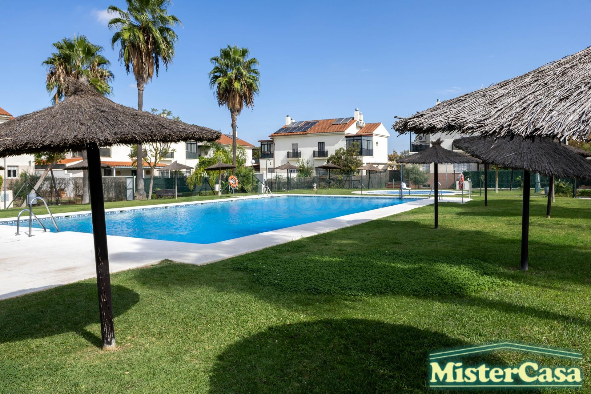EXCLUSIVA CASA PAREADA DE 4 DORMITORIOS CON SOTANO JUNTO AL CAMPO DE GOLF