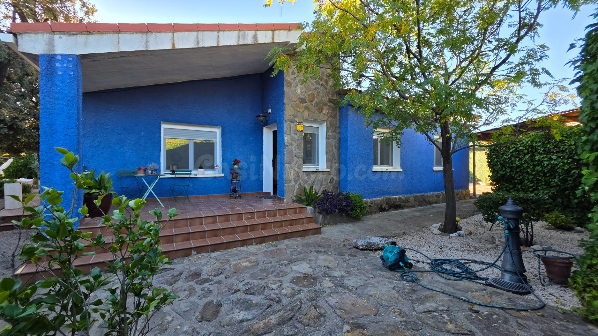 Chalet con piscina en Eurovillas - foto 2