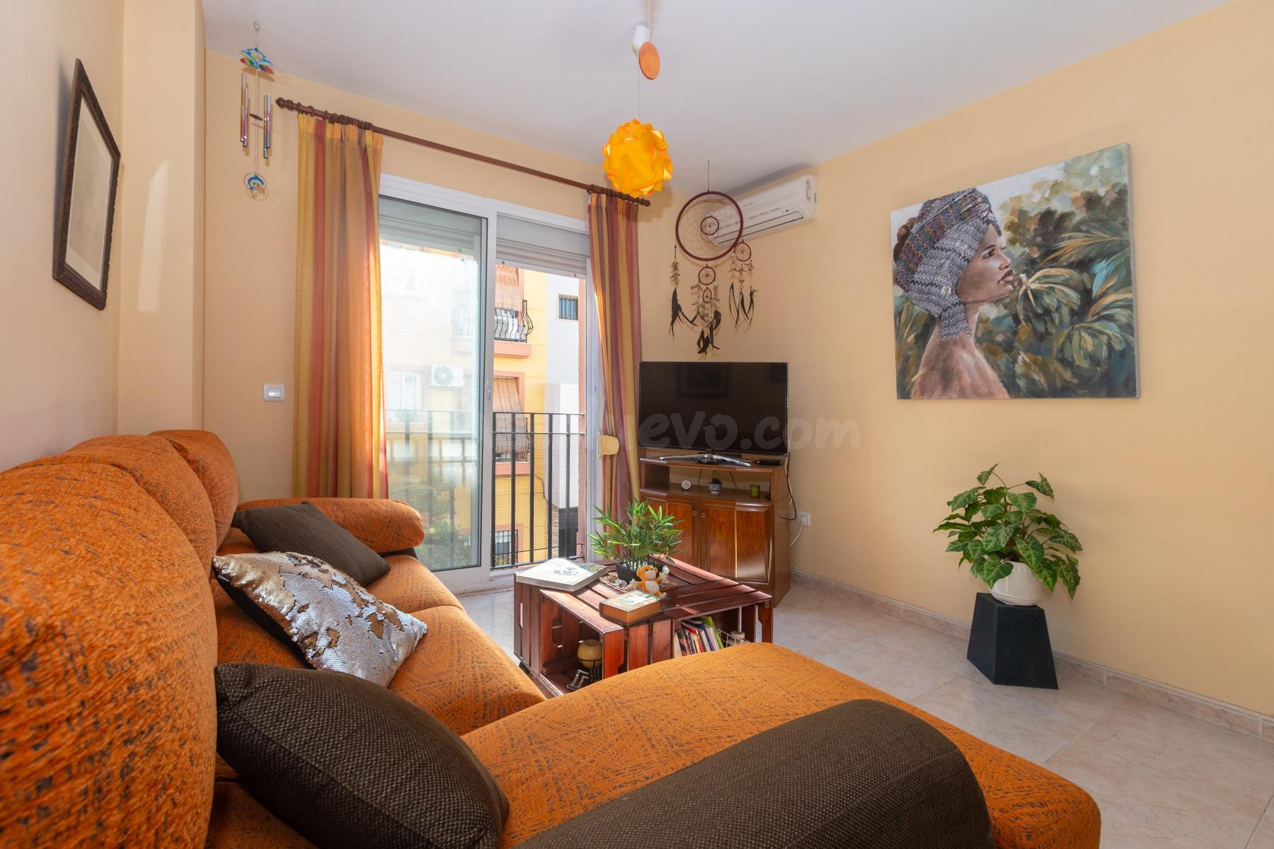 ¡Tu nuevo hogar te espera! Piso de 3 habitaciones en zona Hi - foto 2