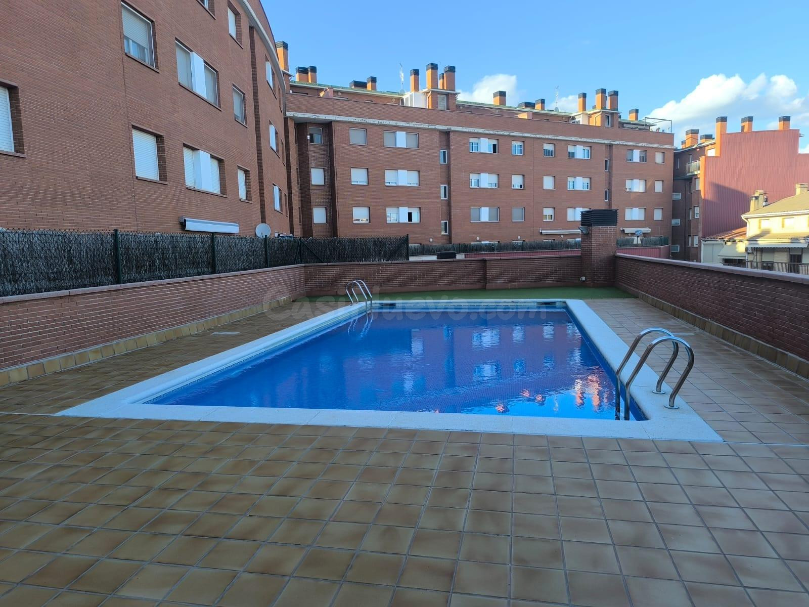 PISO DE ALQUILER CON TERRAZA - PISCINA COMUNITARIA Y PARQUING ADICIONAL