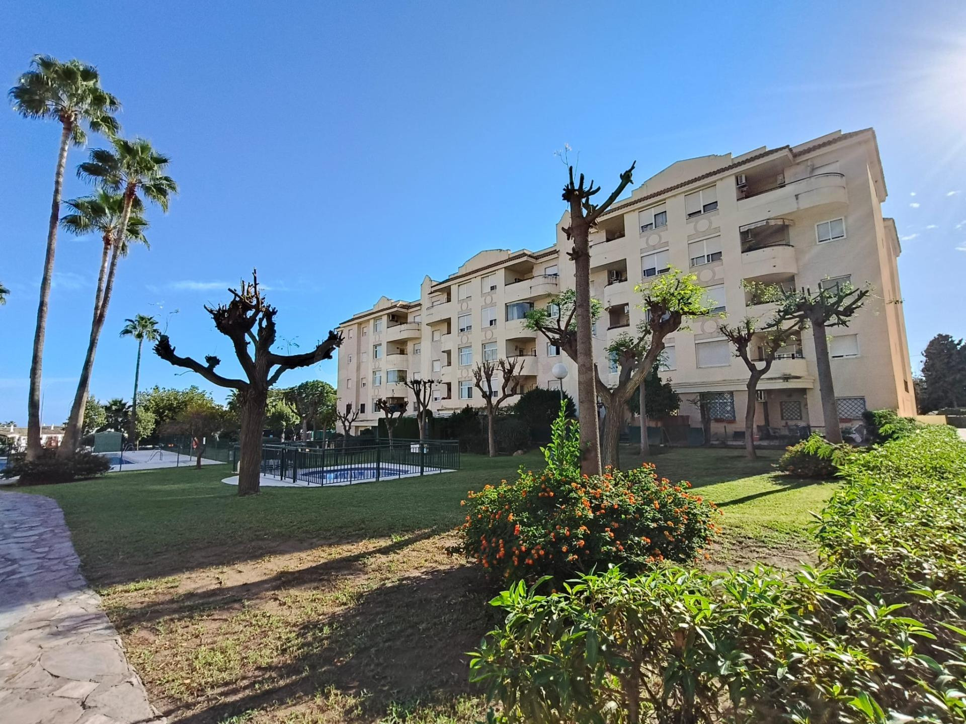 ¡Ideal para familias! Piso de 3 dormitorios con terraza, piscina y jardines en Torremolinos
