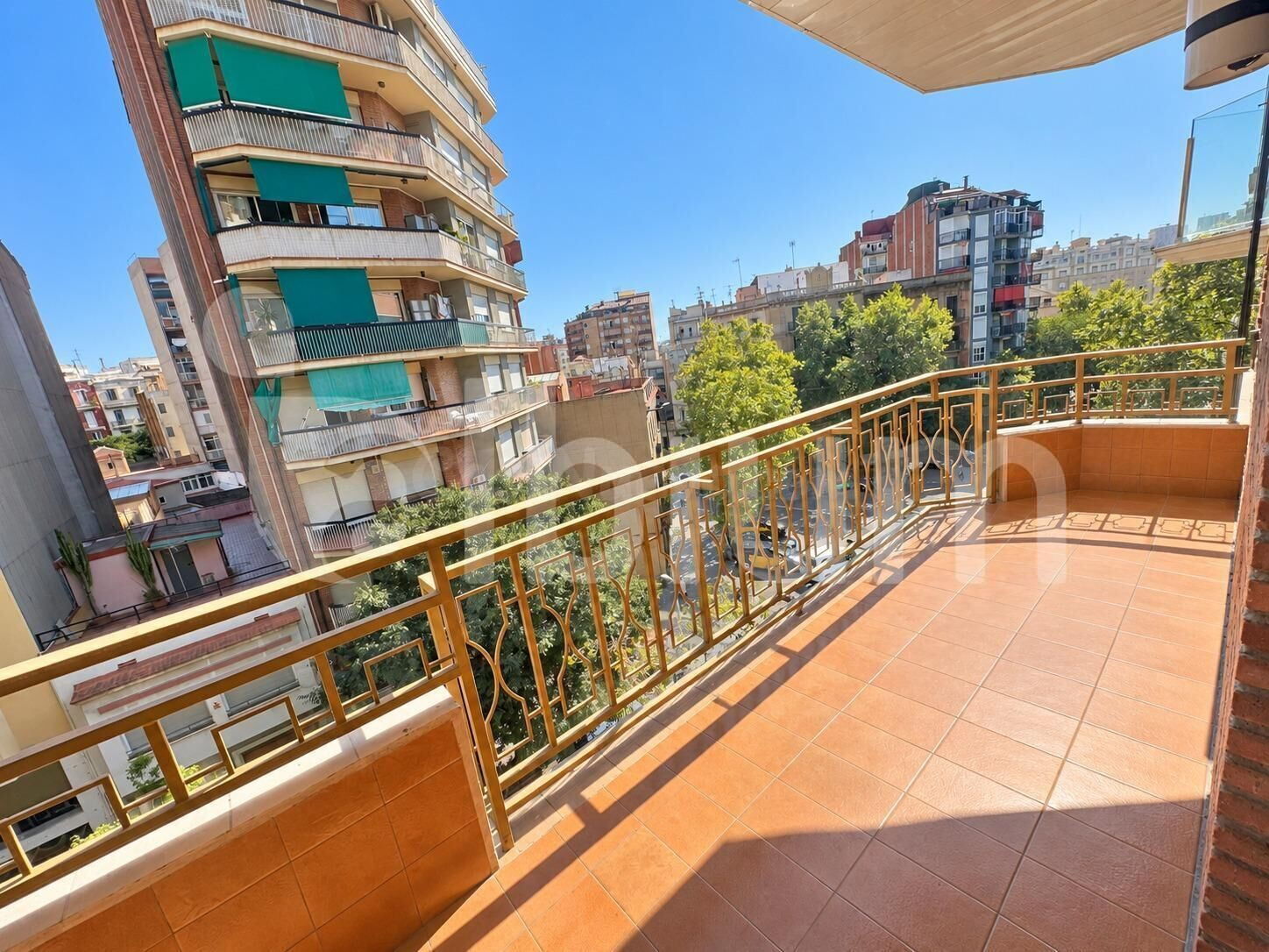 Amplio piso de 4 habitaciones con terraza, parking y trastero