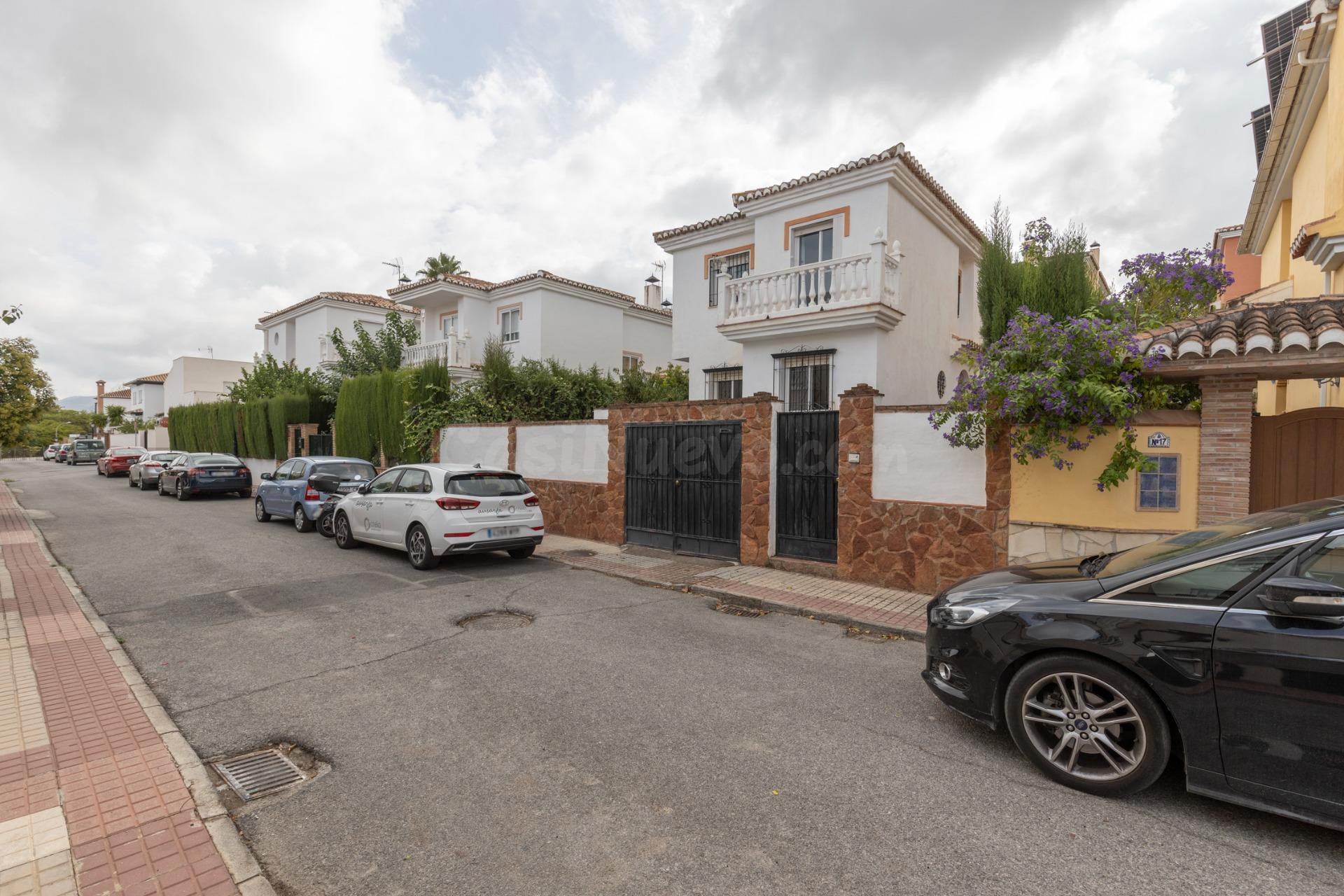 Casa independiente con piscina en La Zubia.
