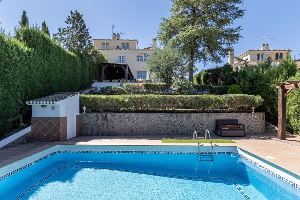 CASA PAREADA EN LA ZUBIA CON PISCINA, ZONA DE BARBACOA Y JAR - foto 4