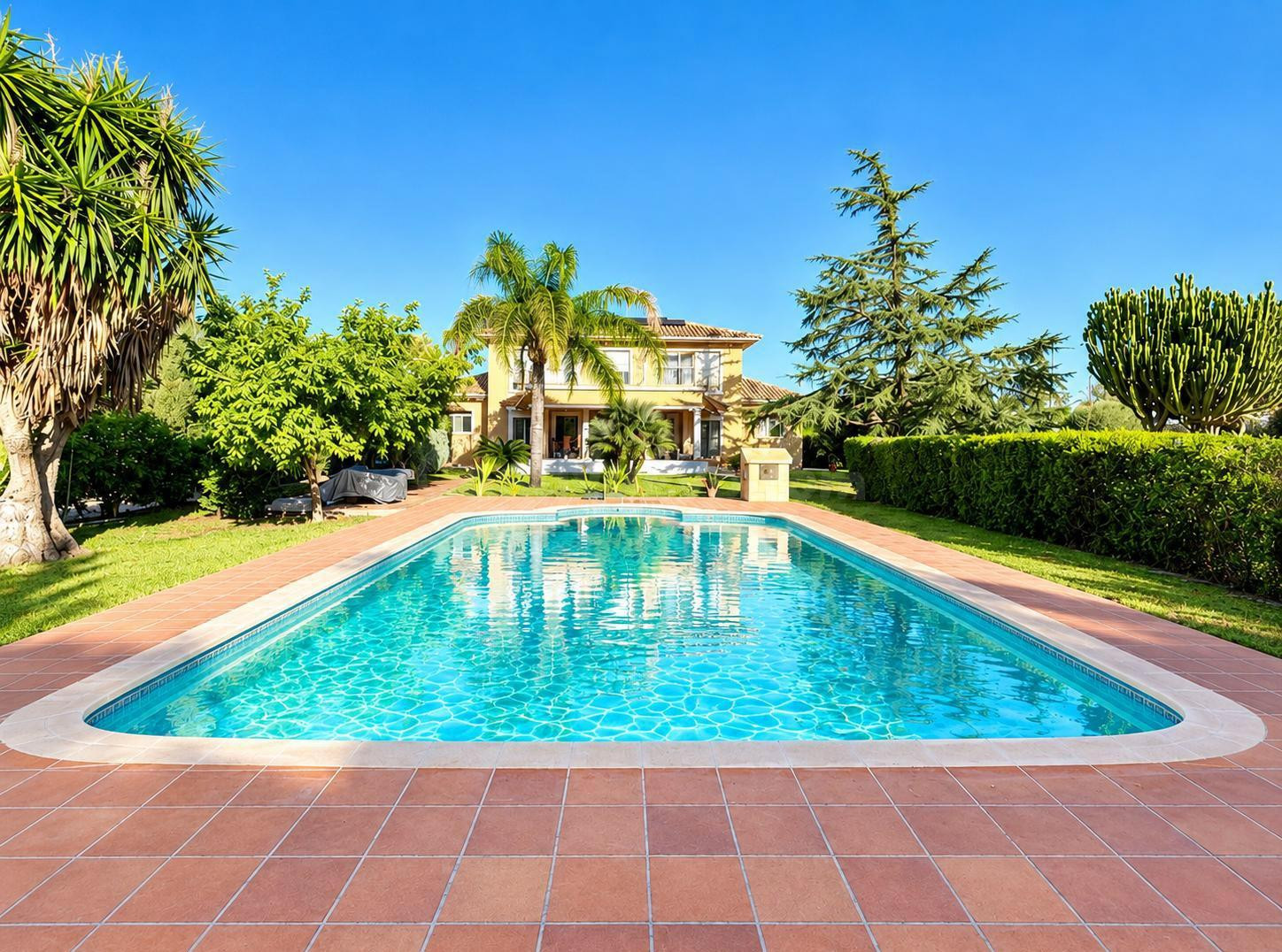 CHALET EXCLUSIVO EN ALZABARES ELCHE, CON PISCINA, ALTAS CALIDADES Y A SOLO 2 KM DEL HOSPITAL