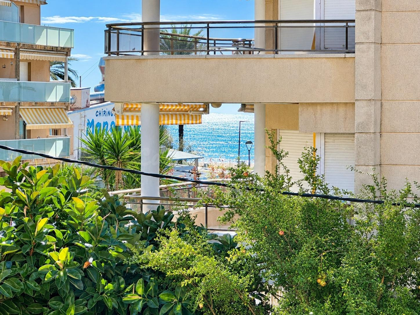 PISO CON TERRAZA Y VISTAS AL MAR A SOLO 100 METROS DE LA PLAYA !!!