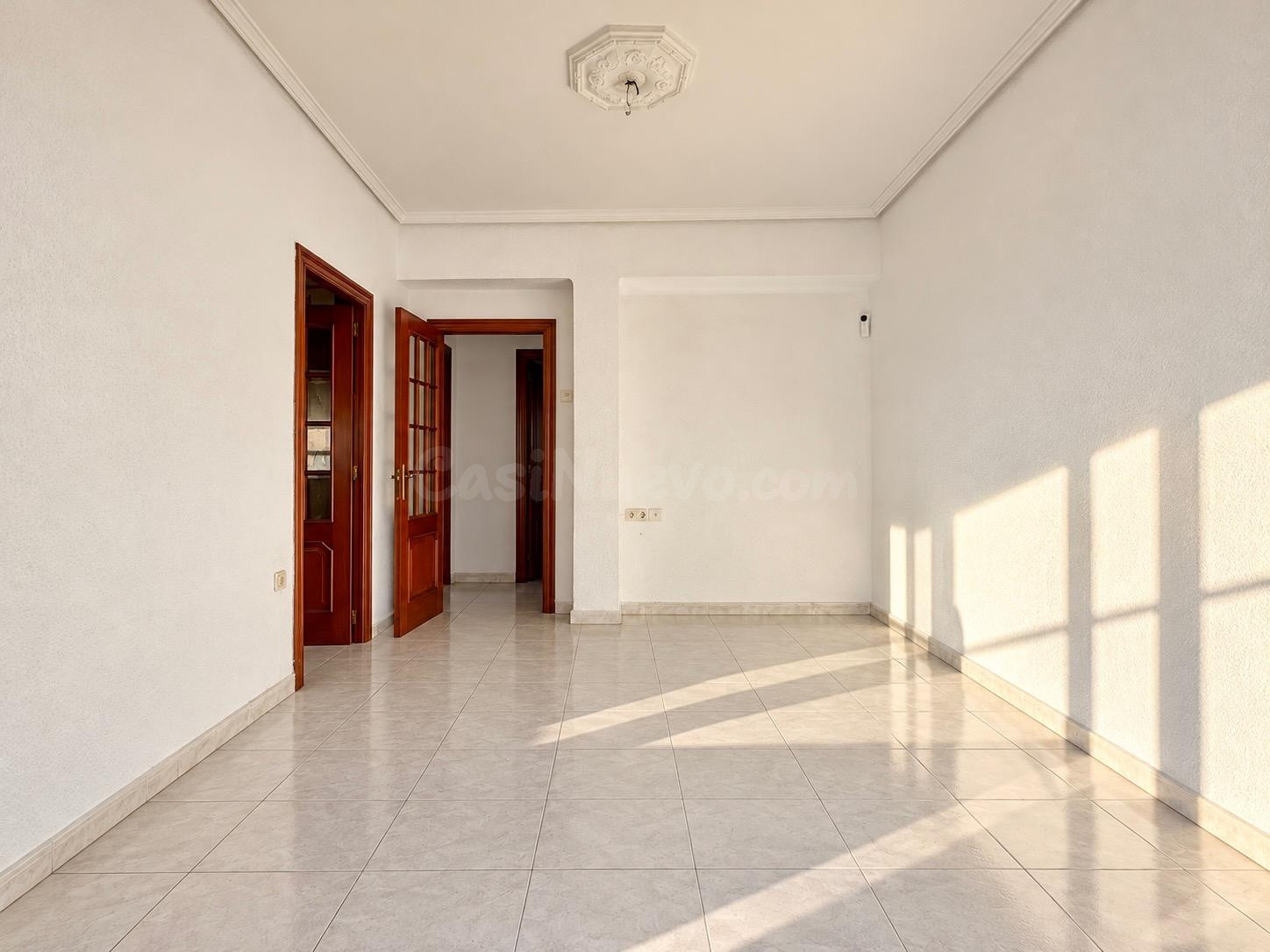 Piso exterior de 4 habitaciones con balcón junto a la playa  - foto 3