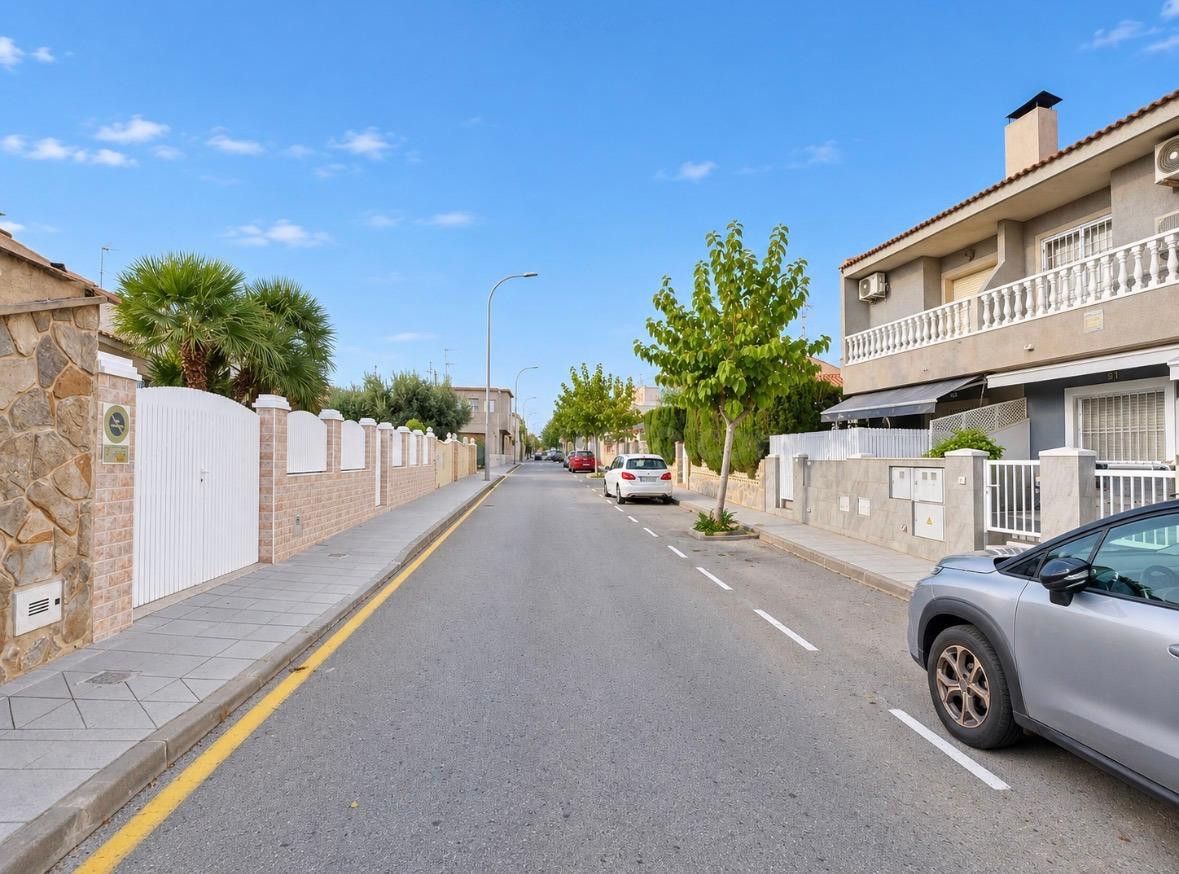 Dúplex de 4 dorm. y garaje en Torre de la Horadada – A 150 metros de la playa