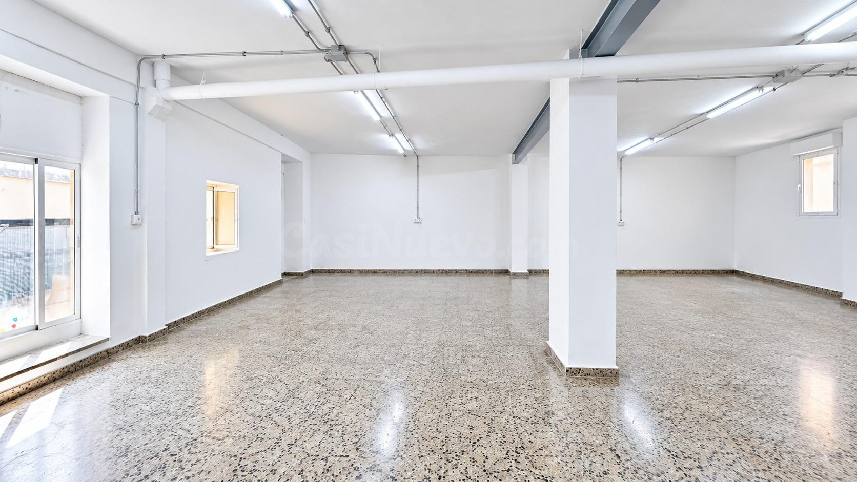 Local comercial de dos plantas con terraza privada en Plaza San Isidro