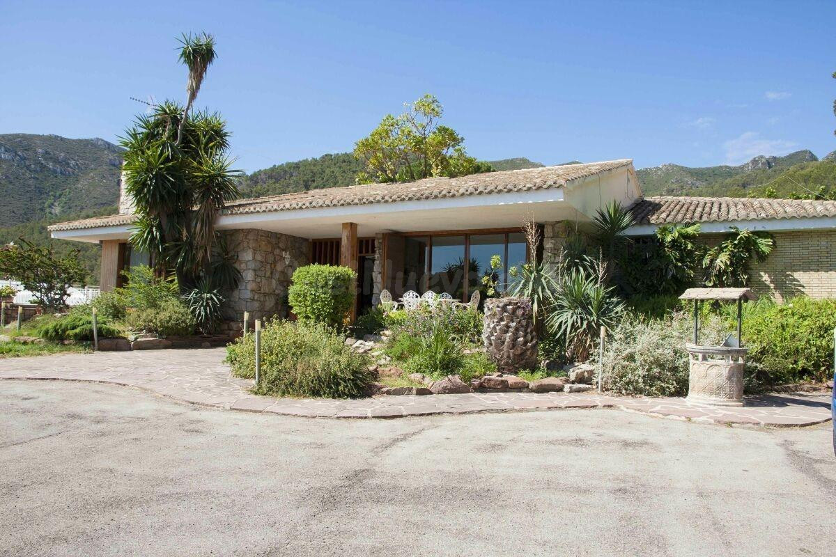 Villa exclusiva con dos residencias, piscinas y completas in