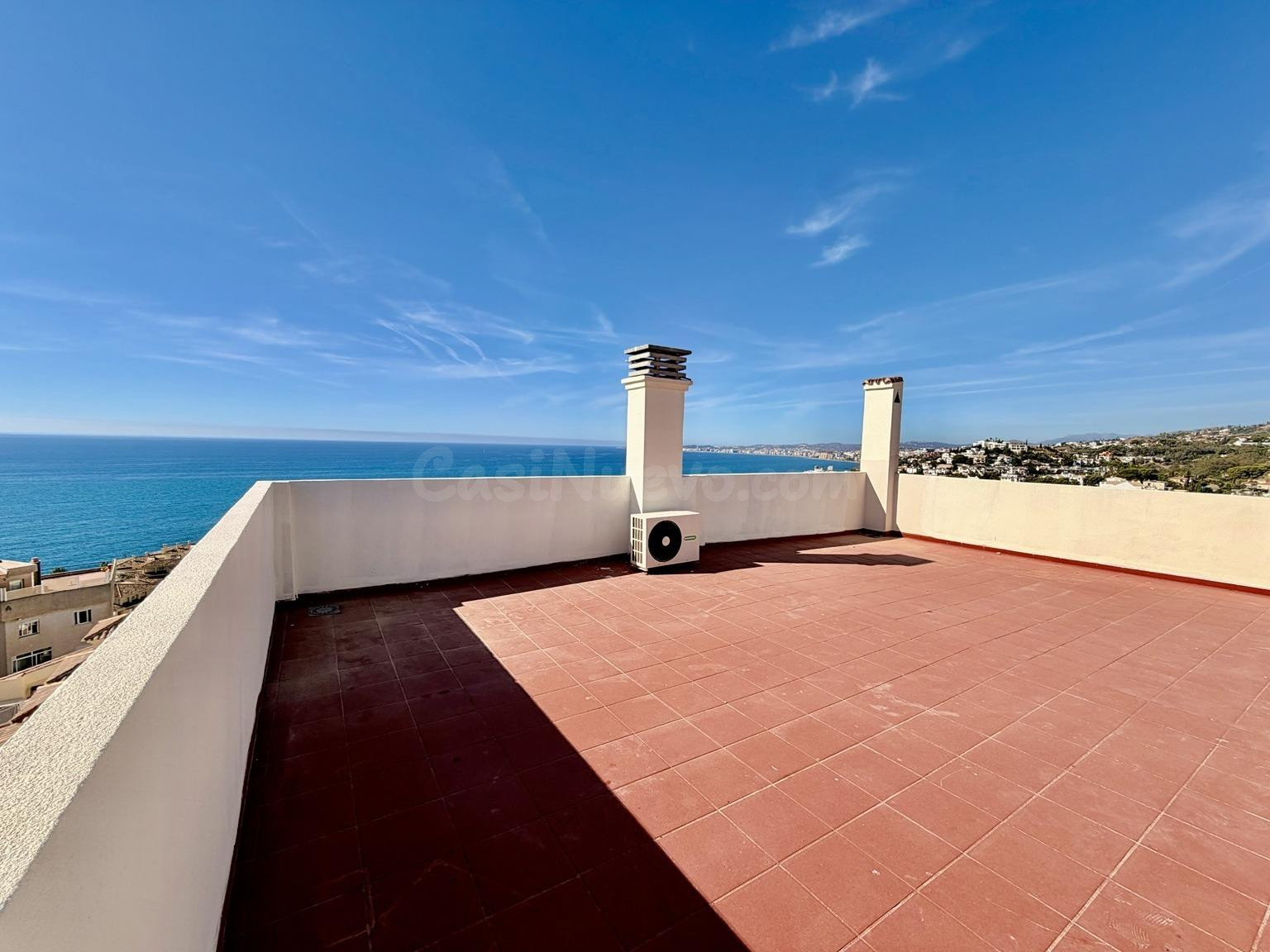 Ático dúplex de dos dormitorios con vistas al mar en Benalmá - foto 2
