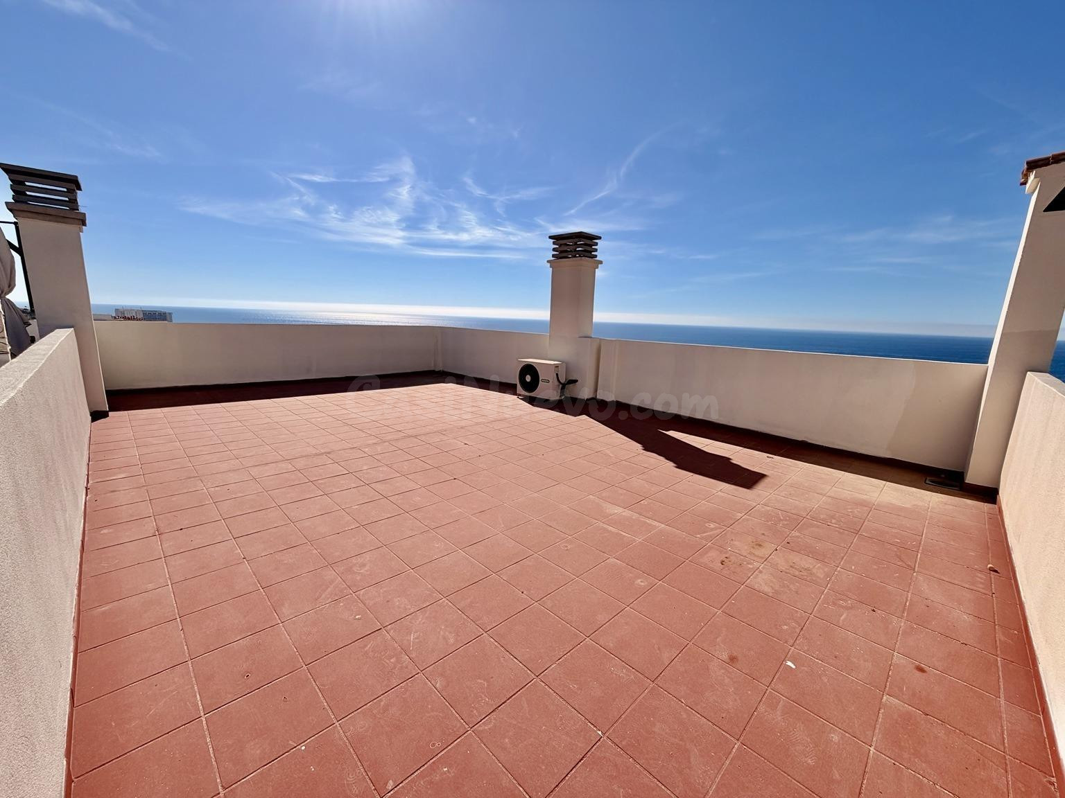 Ático dúplex de dos dormitorios con vistas al mar en Benalmá - foto 3
