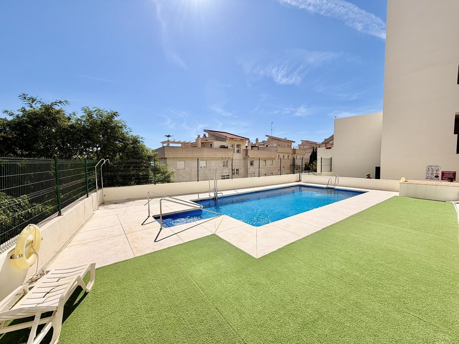Ático dúplex de dos dormitorios con vistas al mar en Benalmá - foto 5