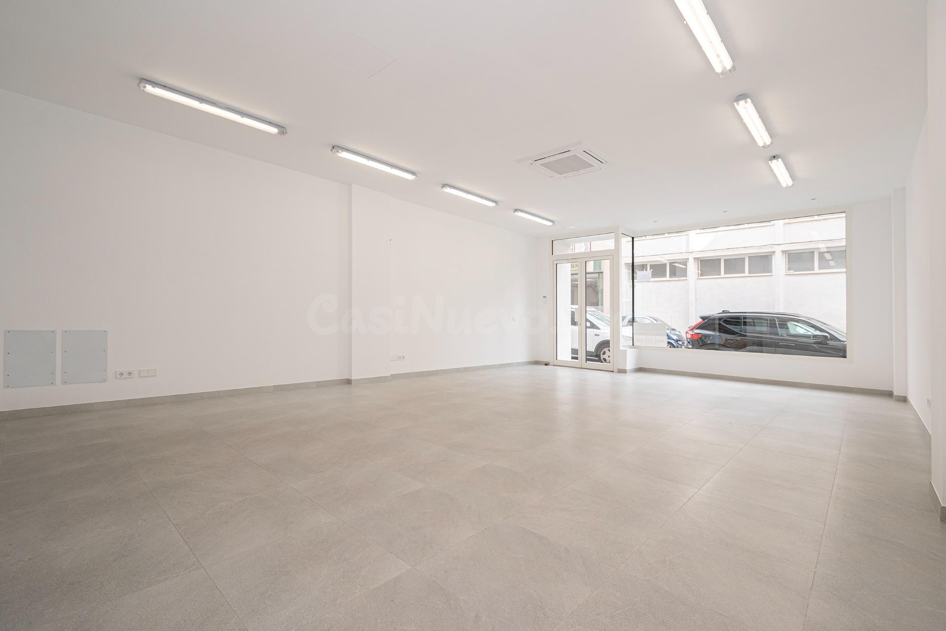 Local seminuevo a pie de calle con patio ajardinado al lado  - foto 4