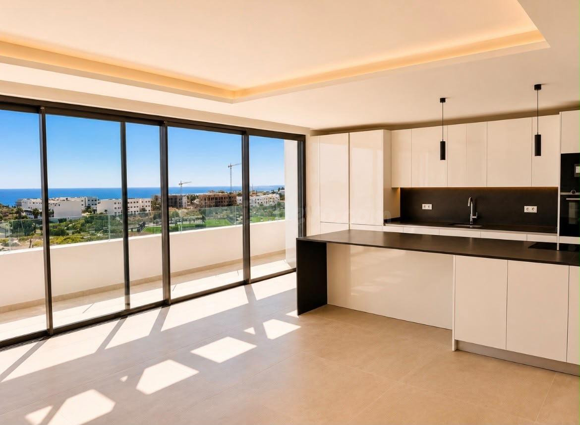 Ático de lujo con piscina infinity privada en Estepona, a 1 km de la playa