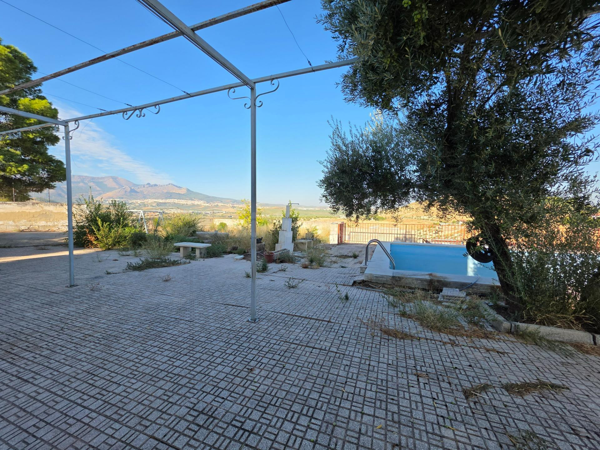 Finca con casa de dos plantas y piscina - foto 2